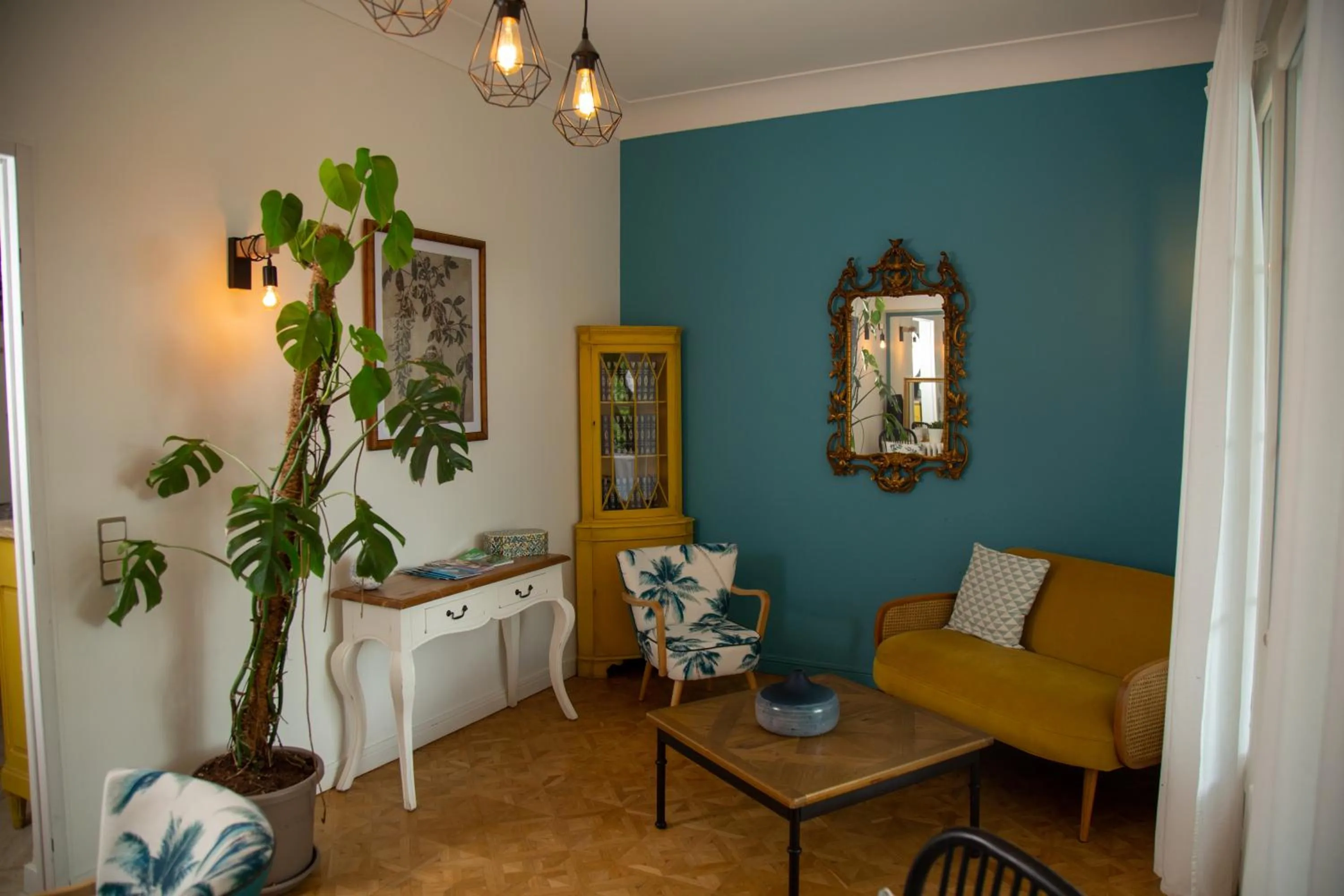 Lounge or bar in Logis Hotel Le Blason de Provence