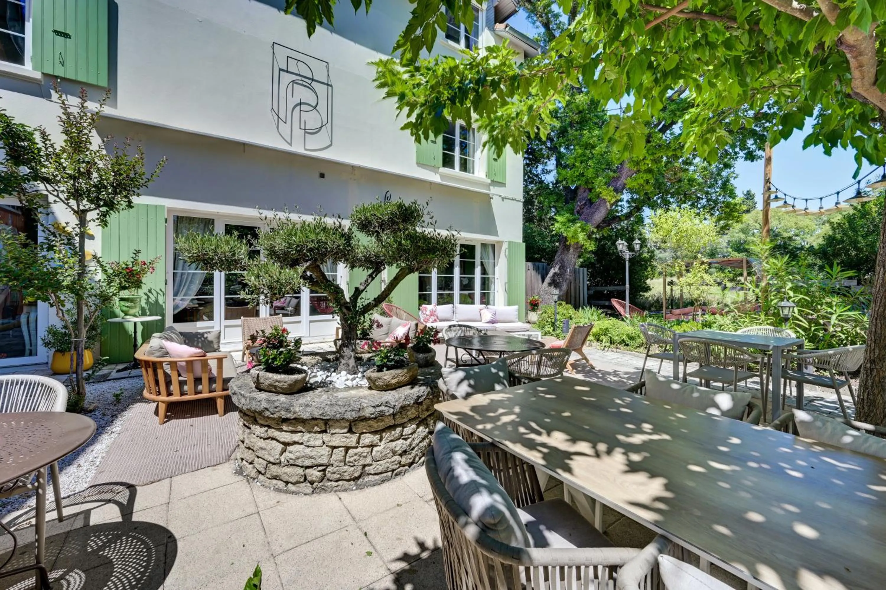 Patio in Logis Hotel Le Blason de Provence