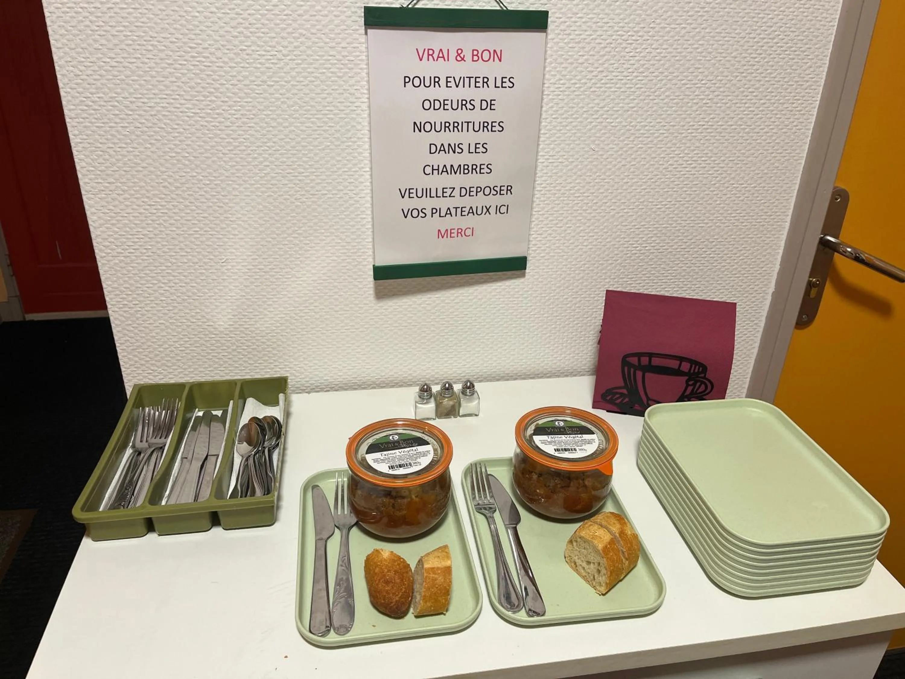 Meals in Hôtel Le Lyon Vert Commentry