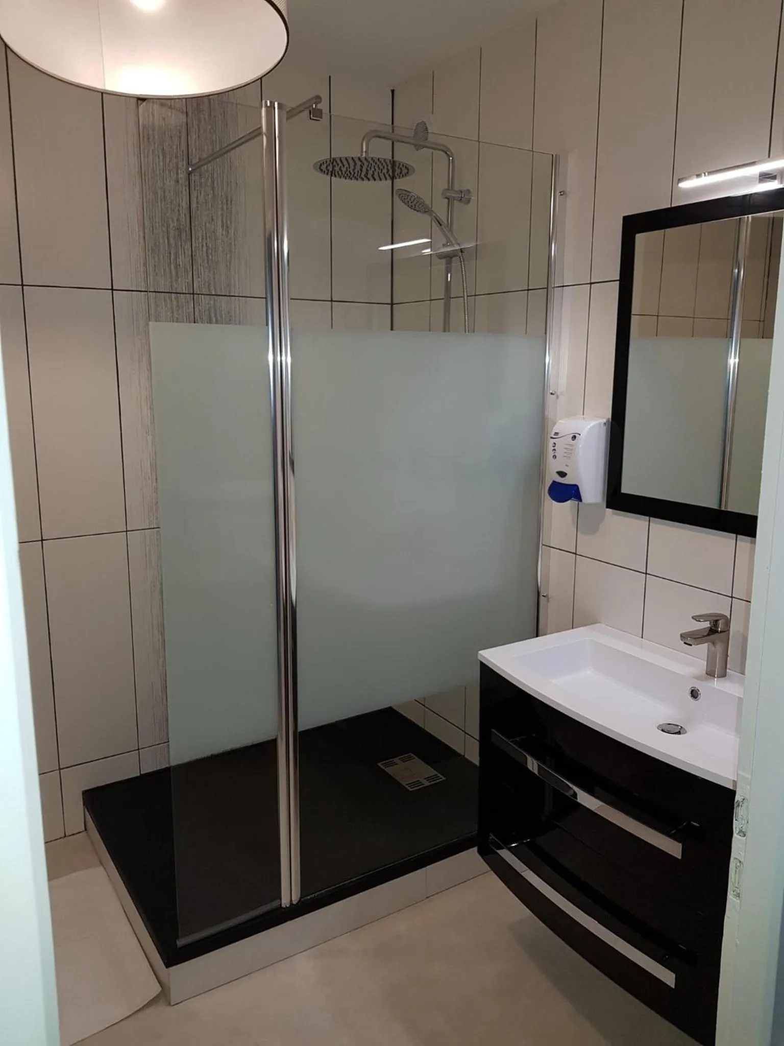 Shower in Hôtel Le Lyon Vert Commentry