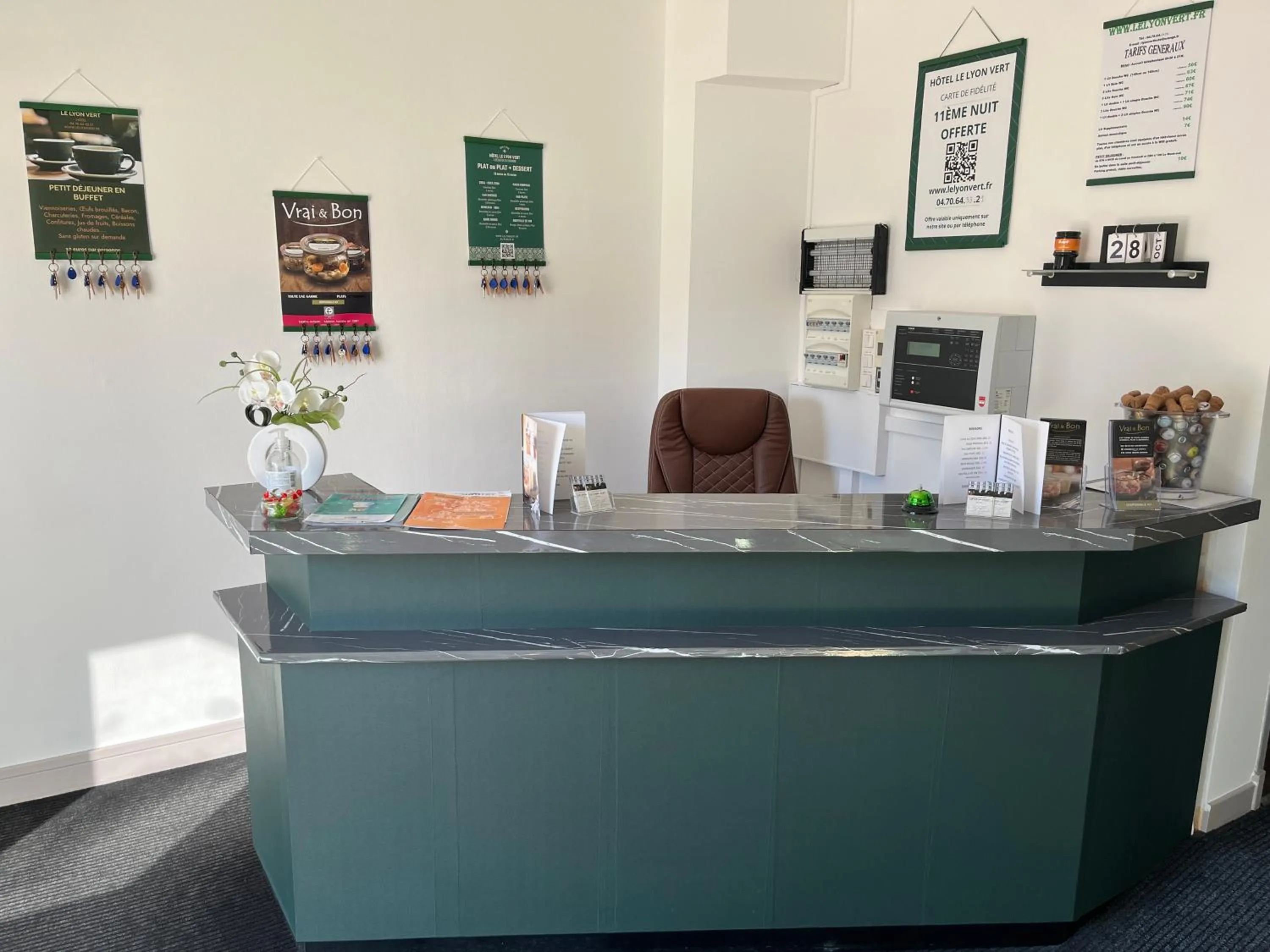 Lobby or reception in Hôtel Le Lyon Vert Commentry