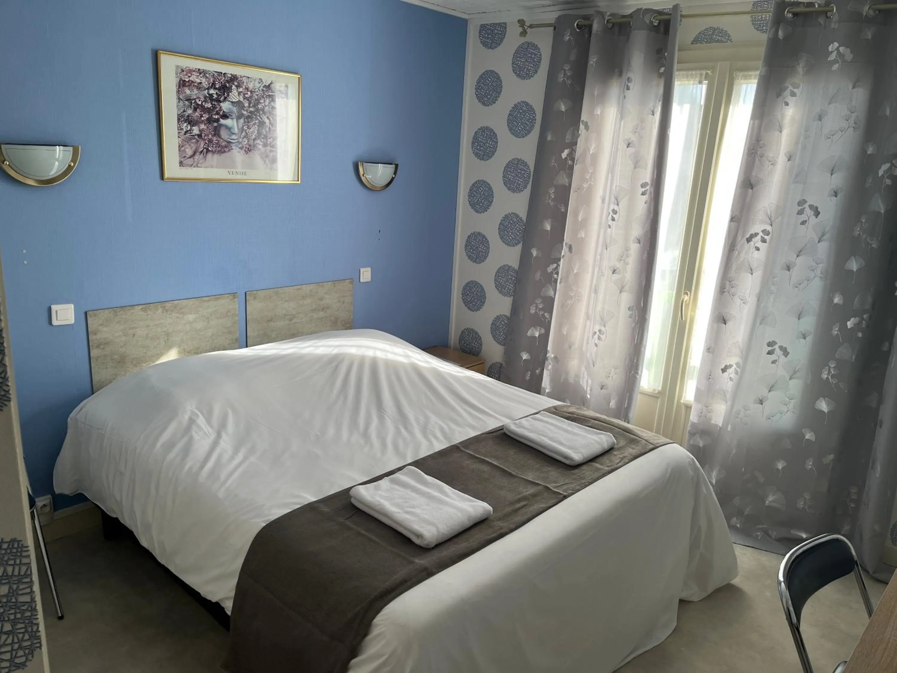 Bed in Hôtel Le Lyon Vert Commentry