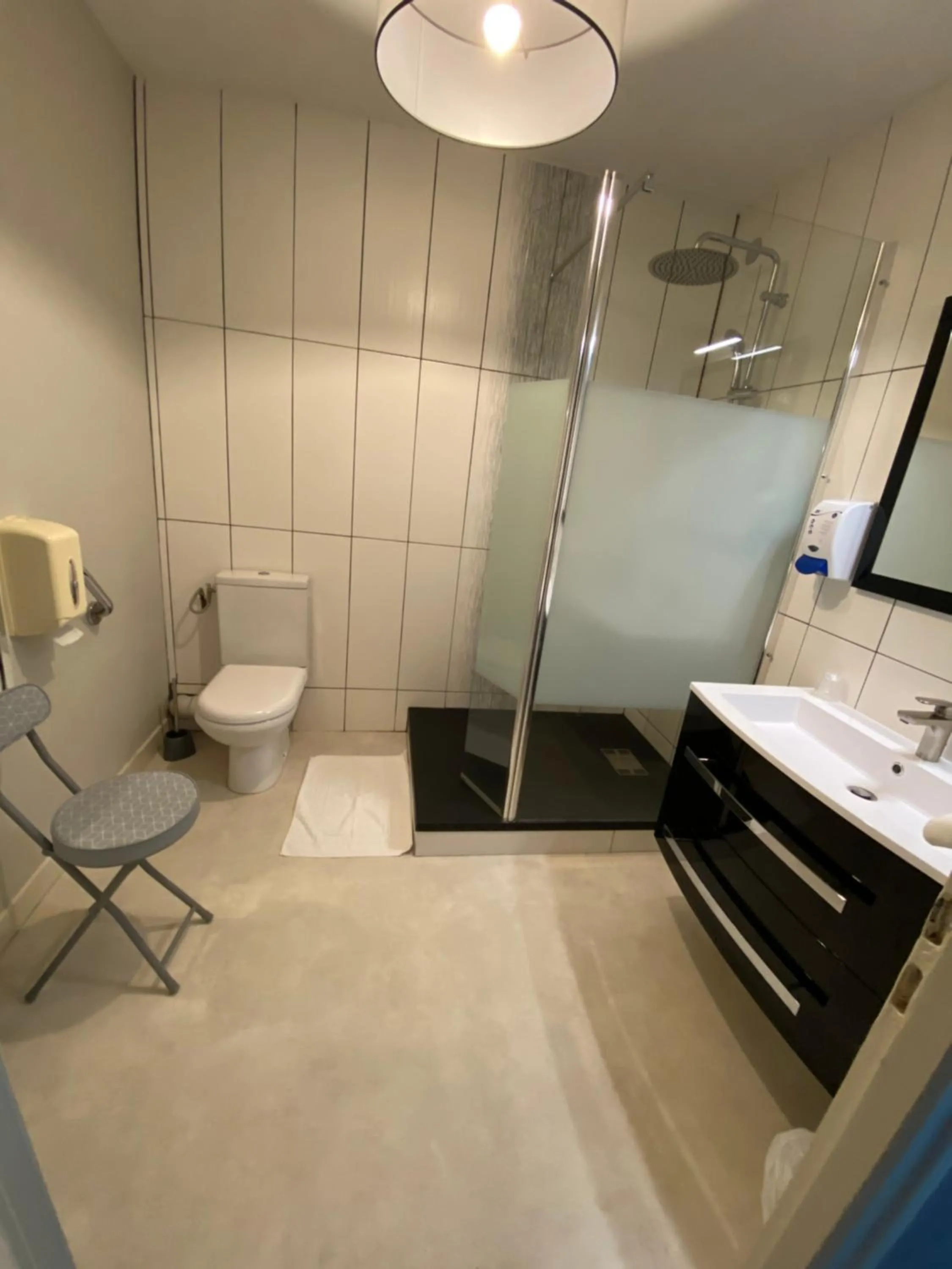 Shower in Hôtel Le Lyon Vert Commentry