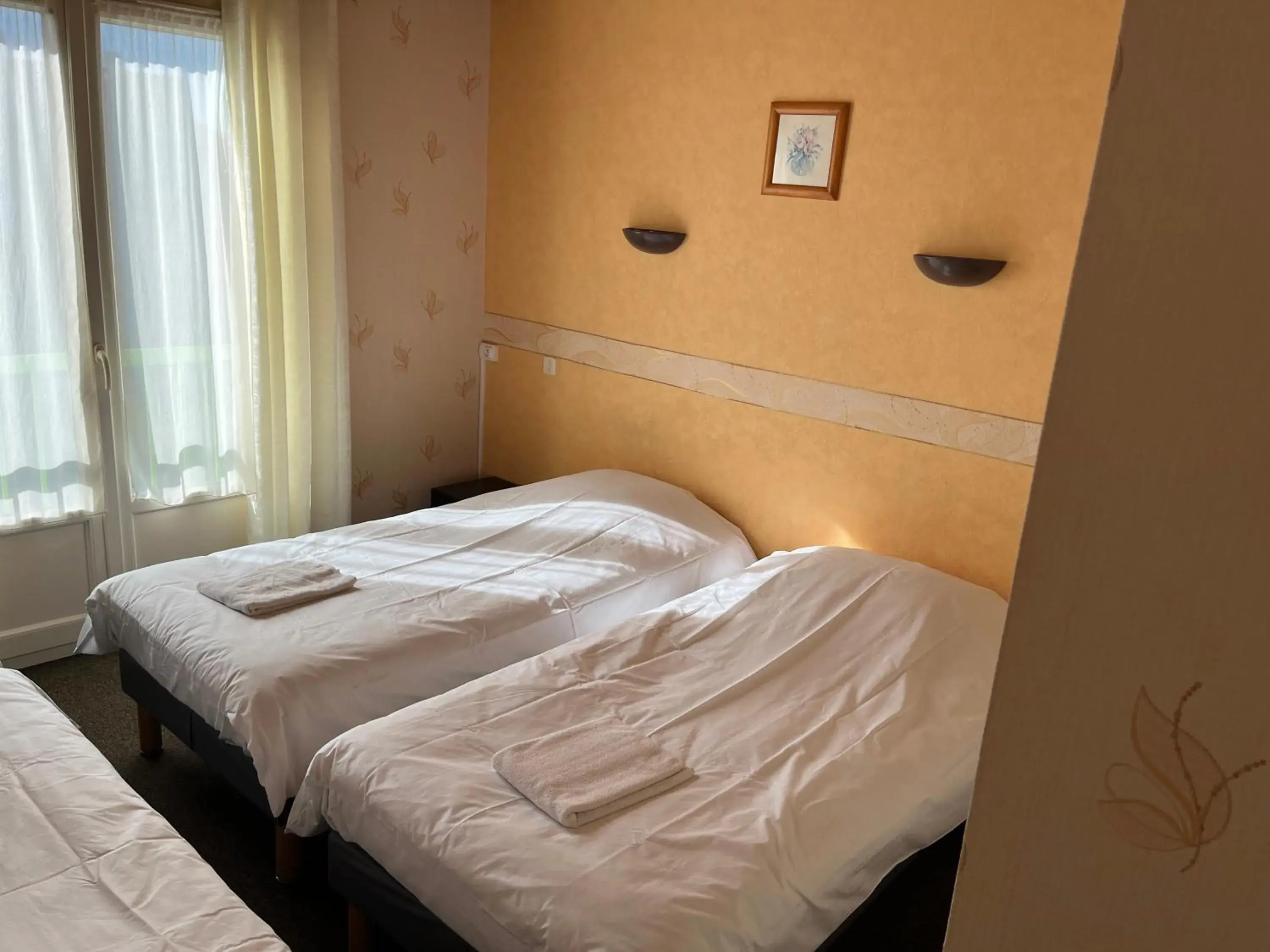 Triple Room in Hôtel Le Lyon Vert Commentry Triple Room in Hôtel Le Lyon Vert Commentry