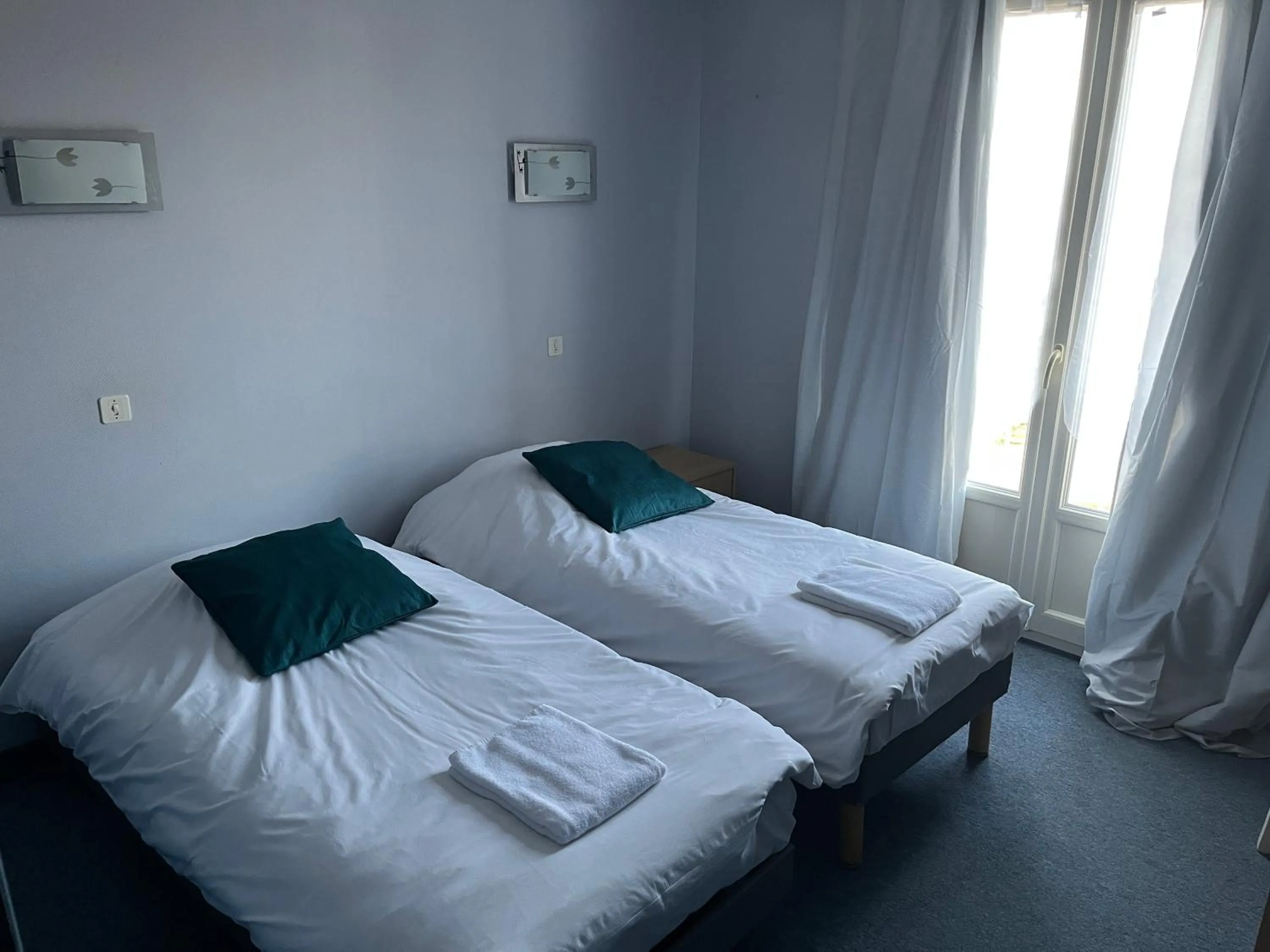 Bed in Hôtel Le Lyon Vert Commentry