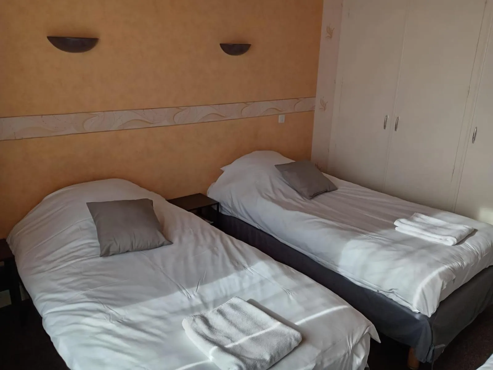 Bed in Hôtel Le Lyon Vert Commentry