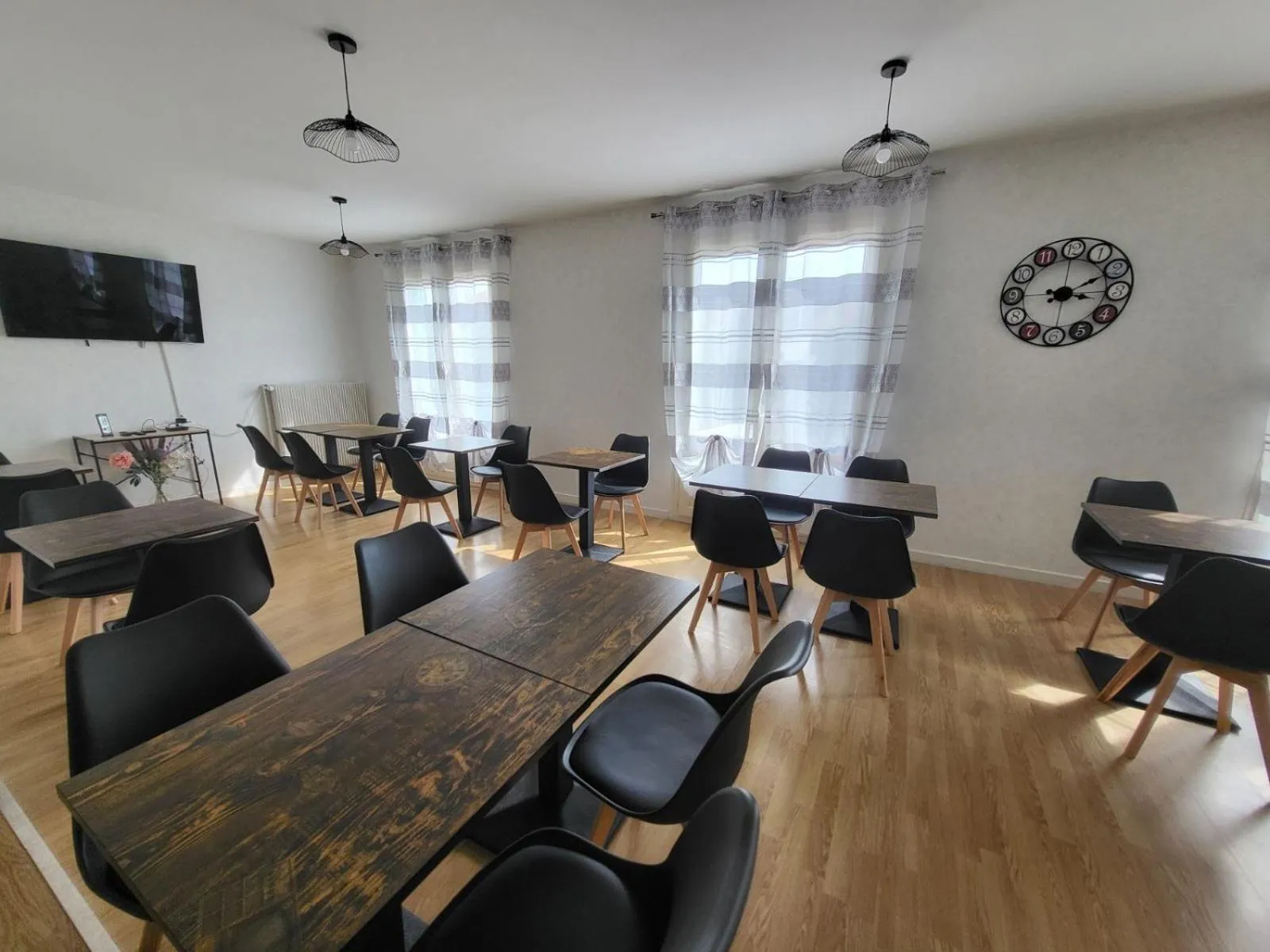 Lounge or bar in Hôtel Le Lyon Vert Commentry