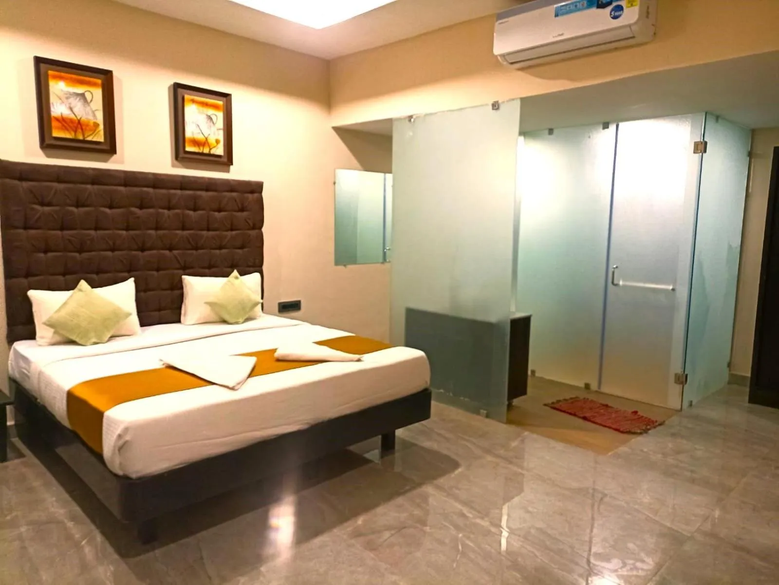 Bed in Sea Shell Beach Cottages & Suites