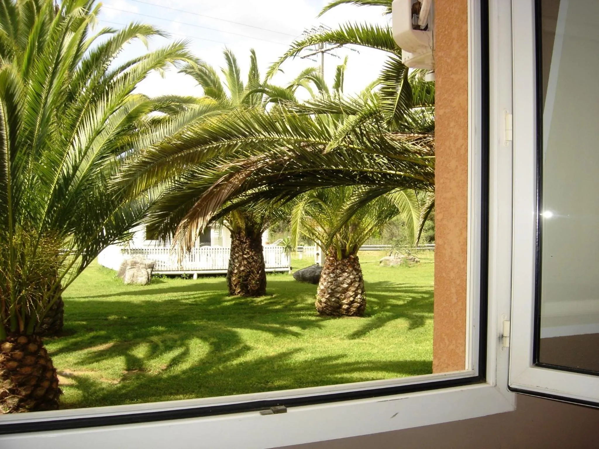 Facade/entrance in Le Banana's Hotel