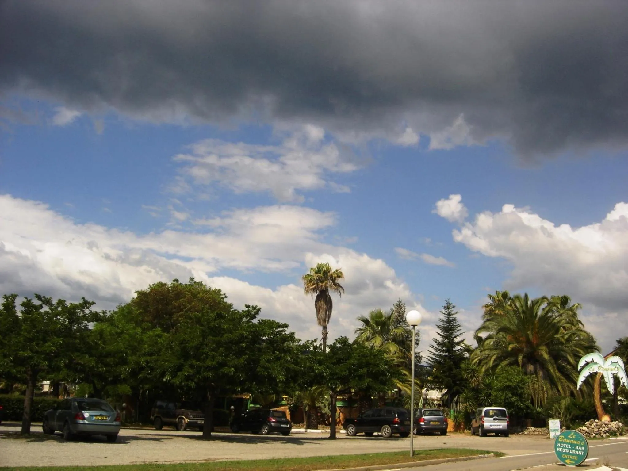 Facade/entrance in Le Banana's Hotel