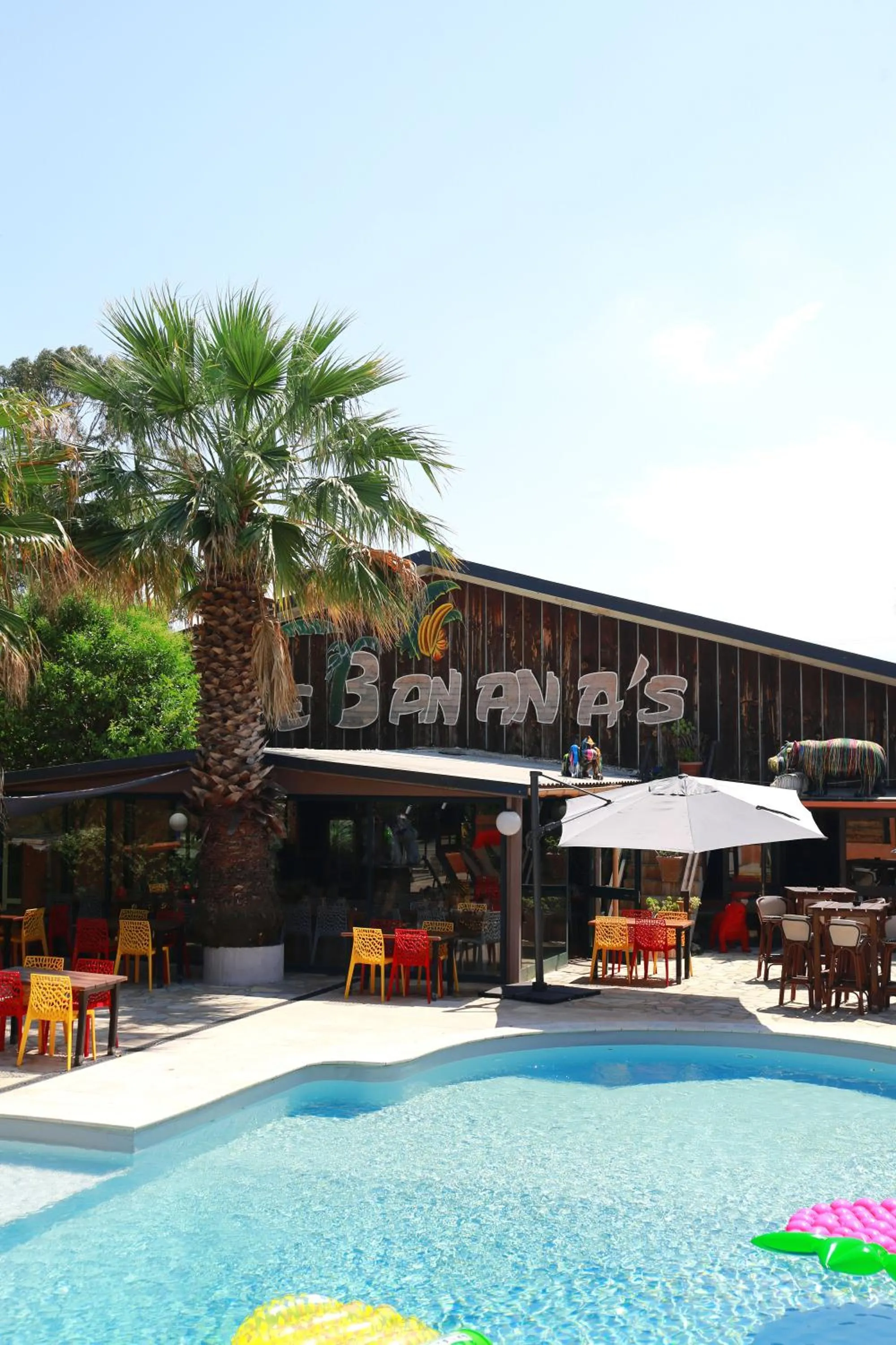 Restaurant/places to eat in Le Banana's Hotel