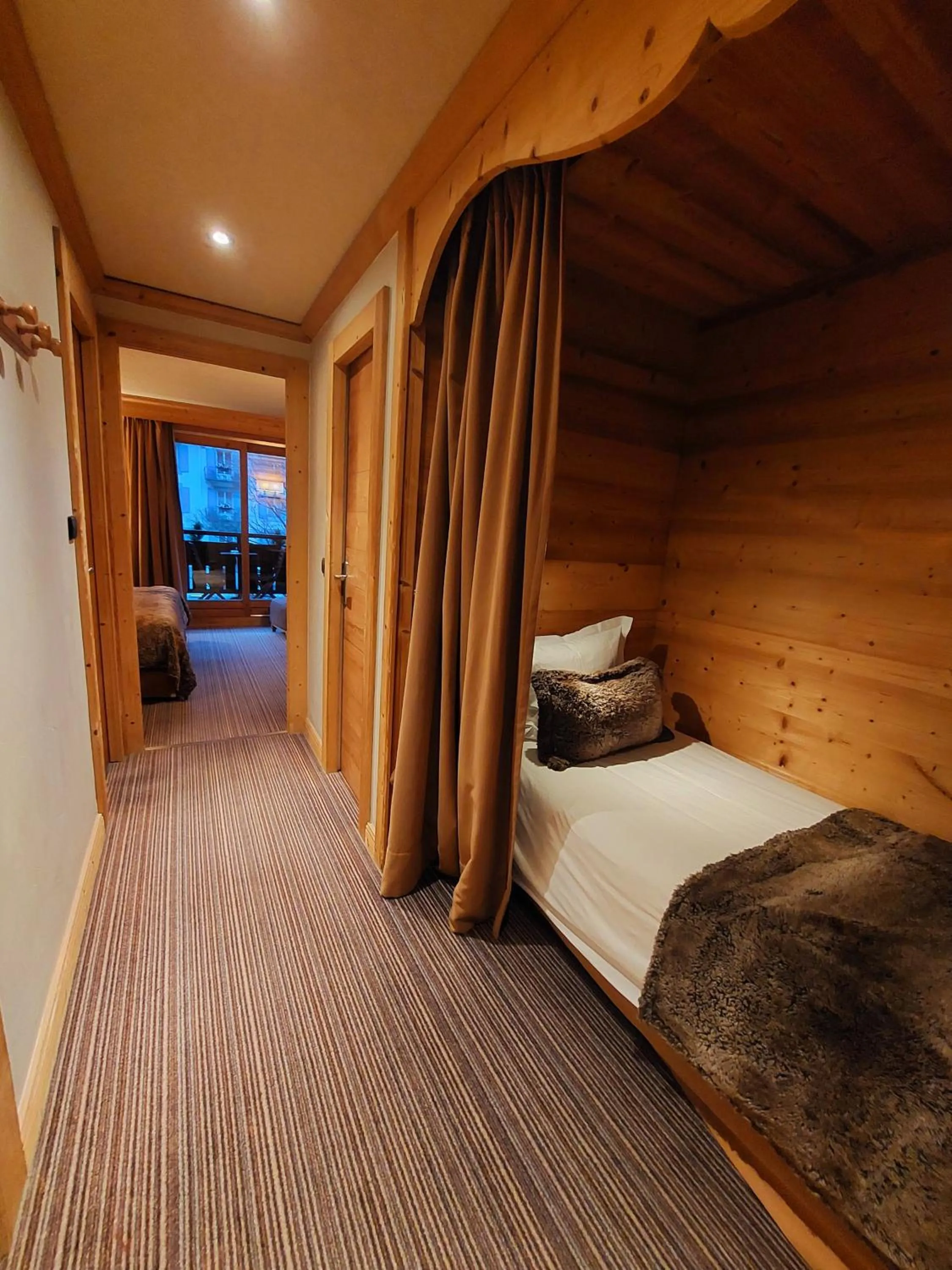 Photo of the whole room, Bed in Park Hotel Suisse & Spa