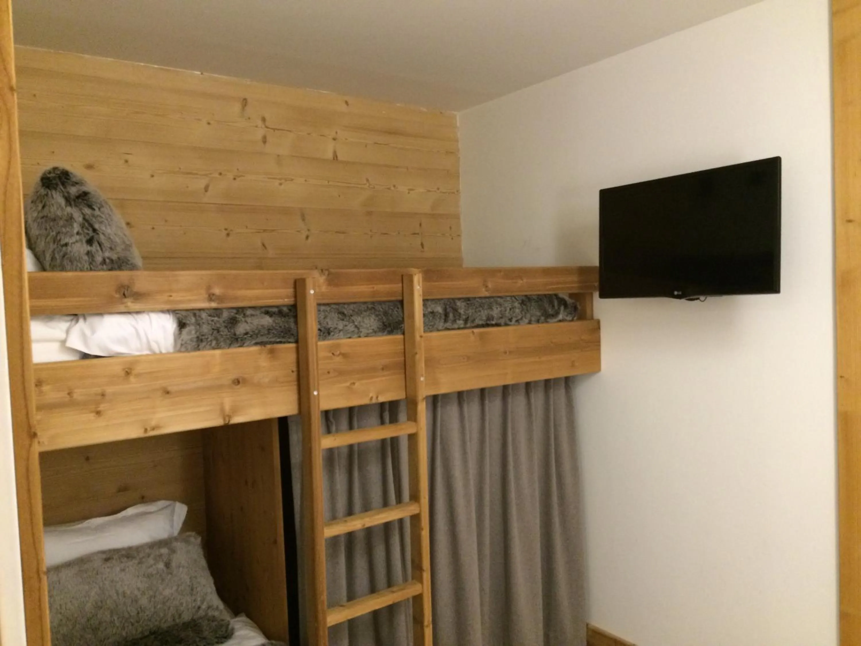 bunk bed, Bed in Park Hotel Suisse & Spa