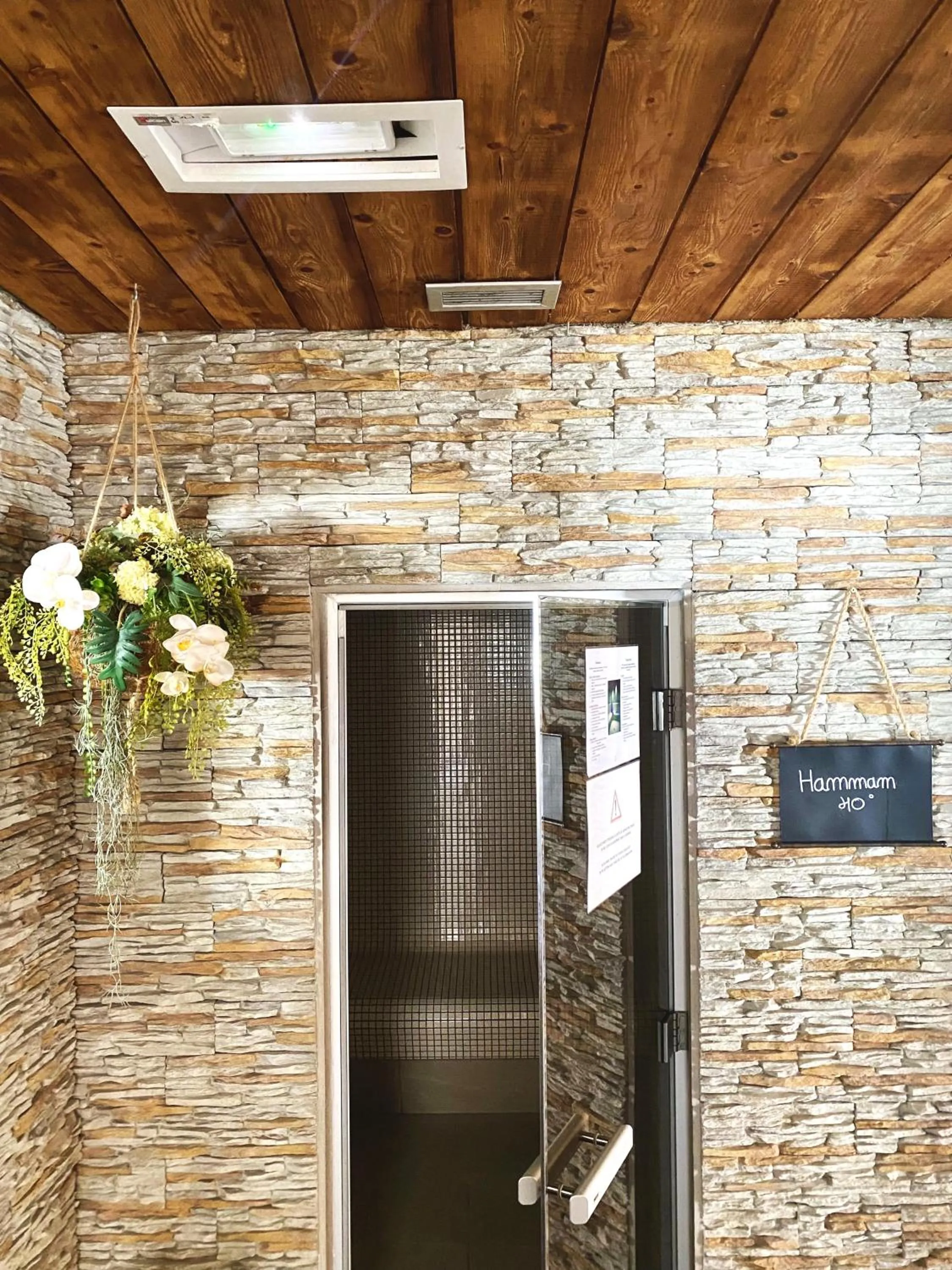 Steam room in Park Hotel Suisse & Spa