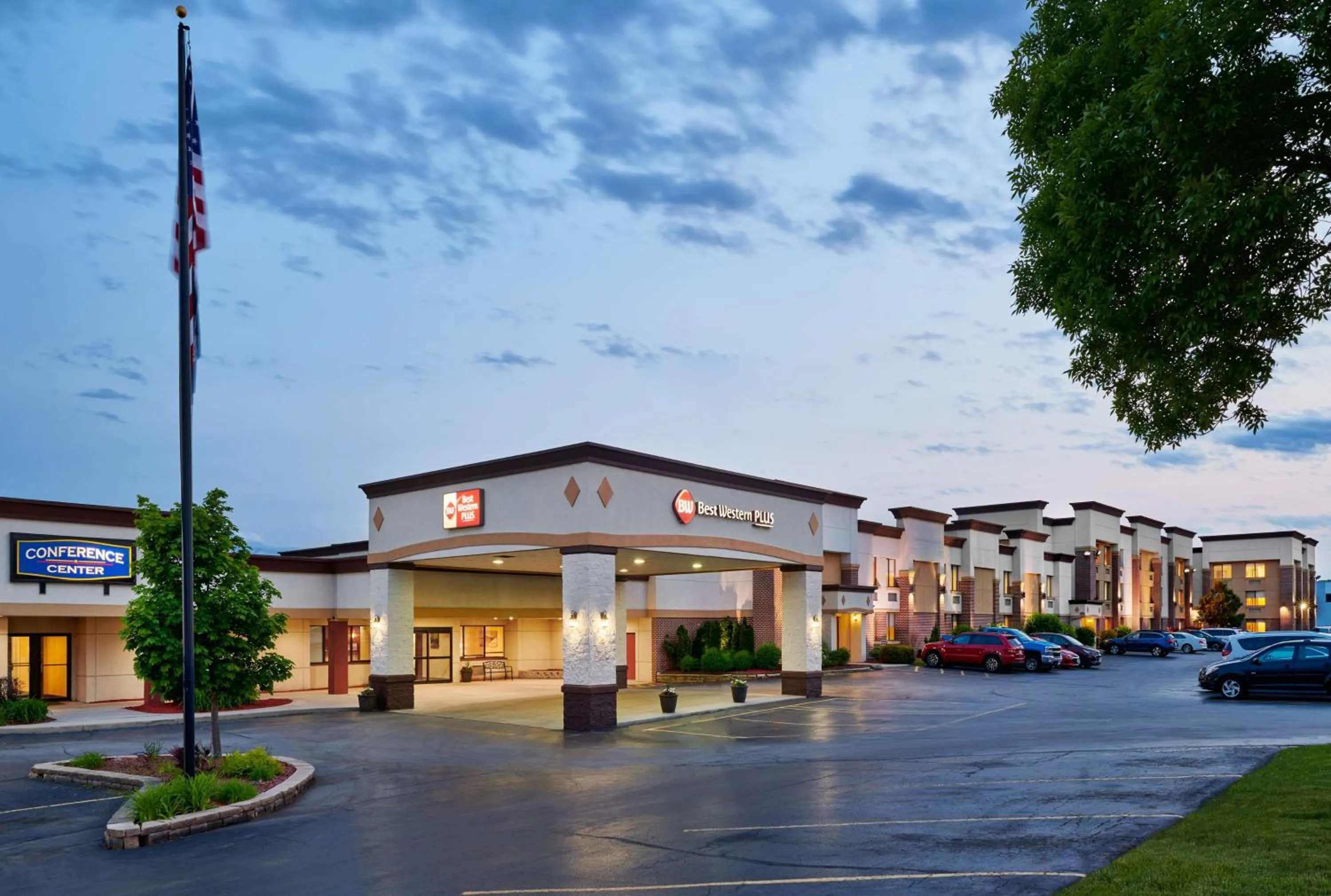 Property building in Best Western Plus Milwaukee Airport Hotel & Conference Center