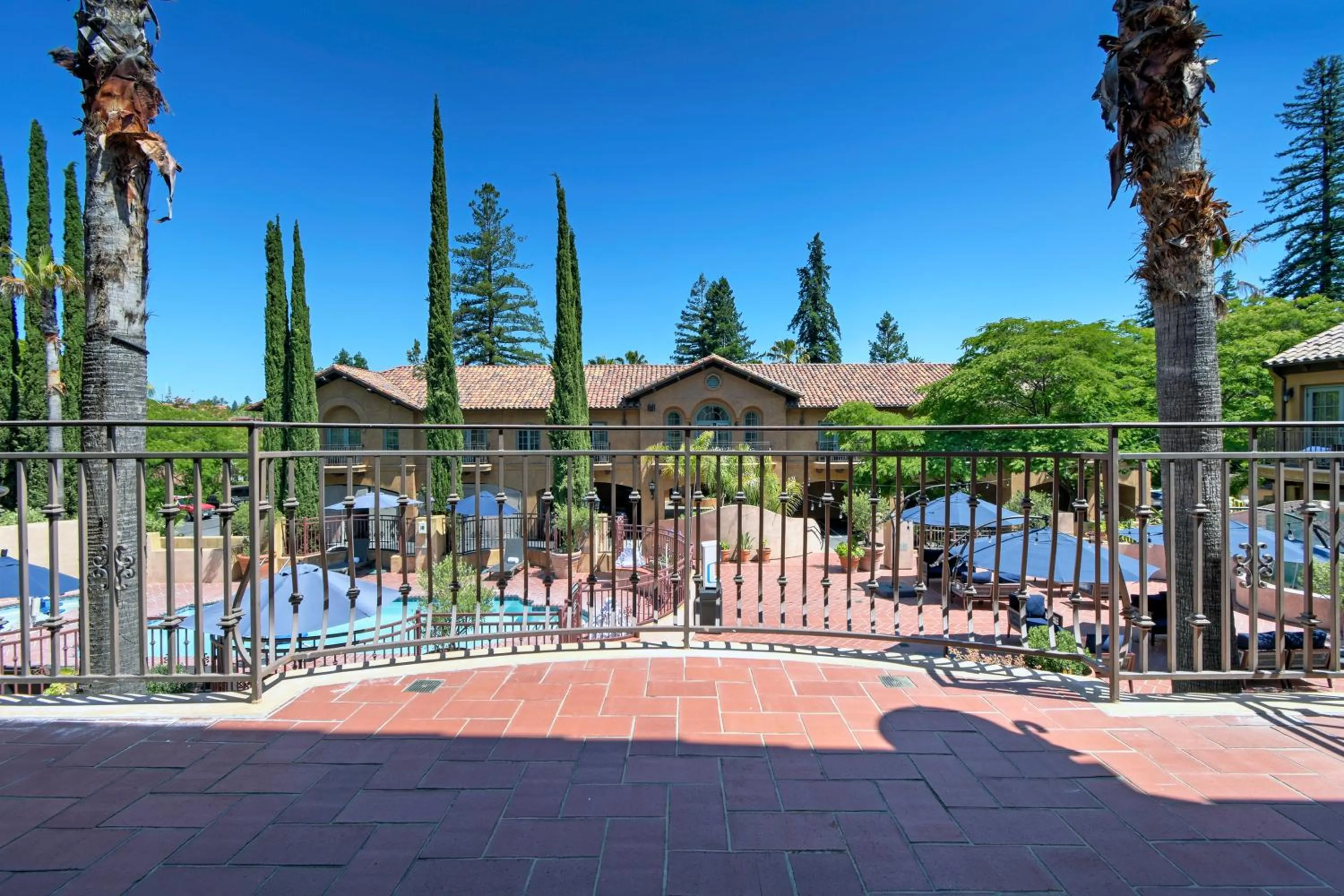 Property building in Hotel Los Gatos