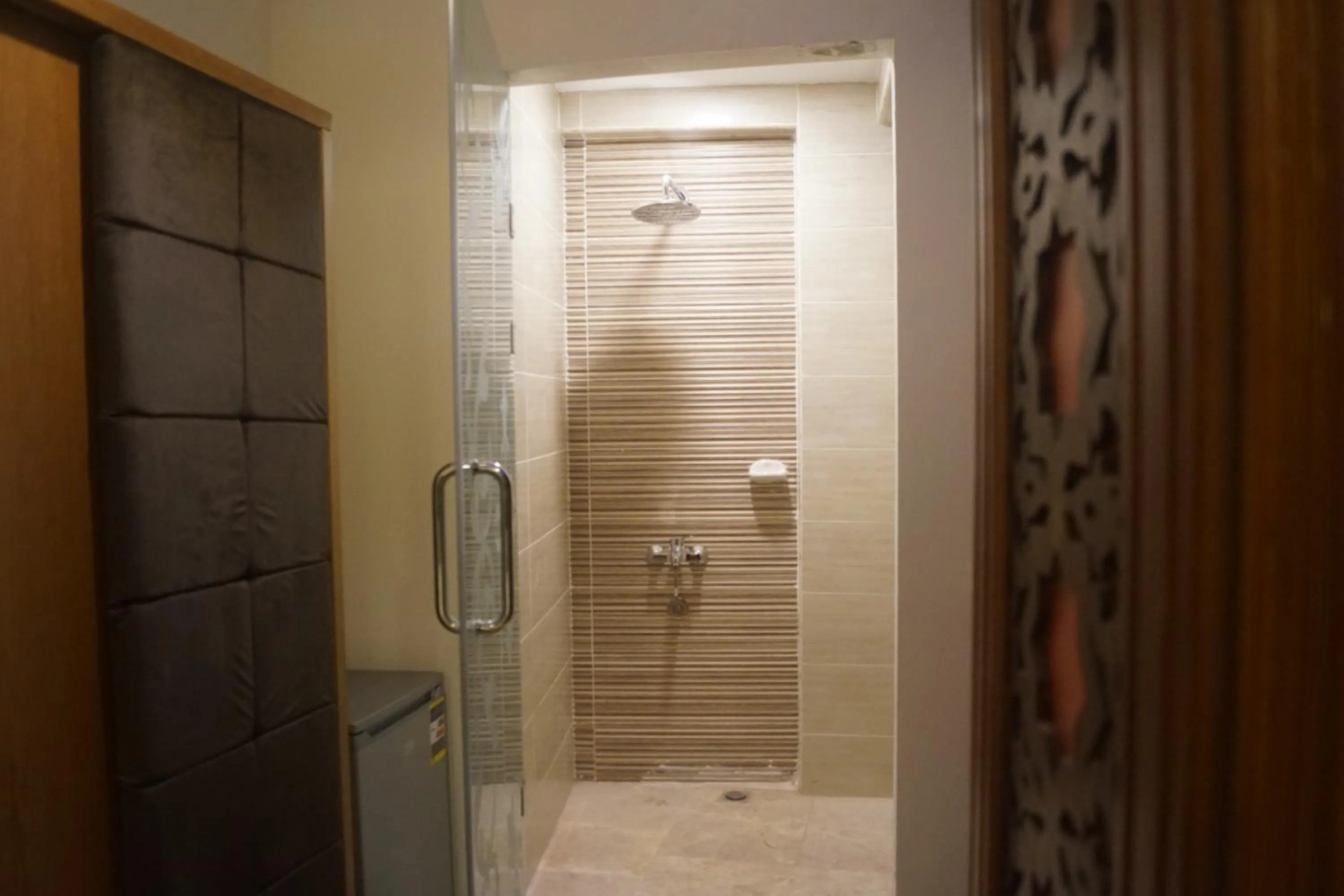 Shower in Draz pyramids view Bed & breakfast