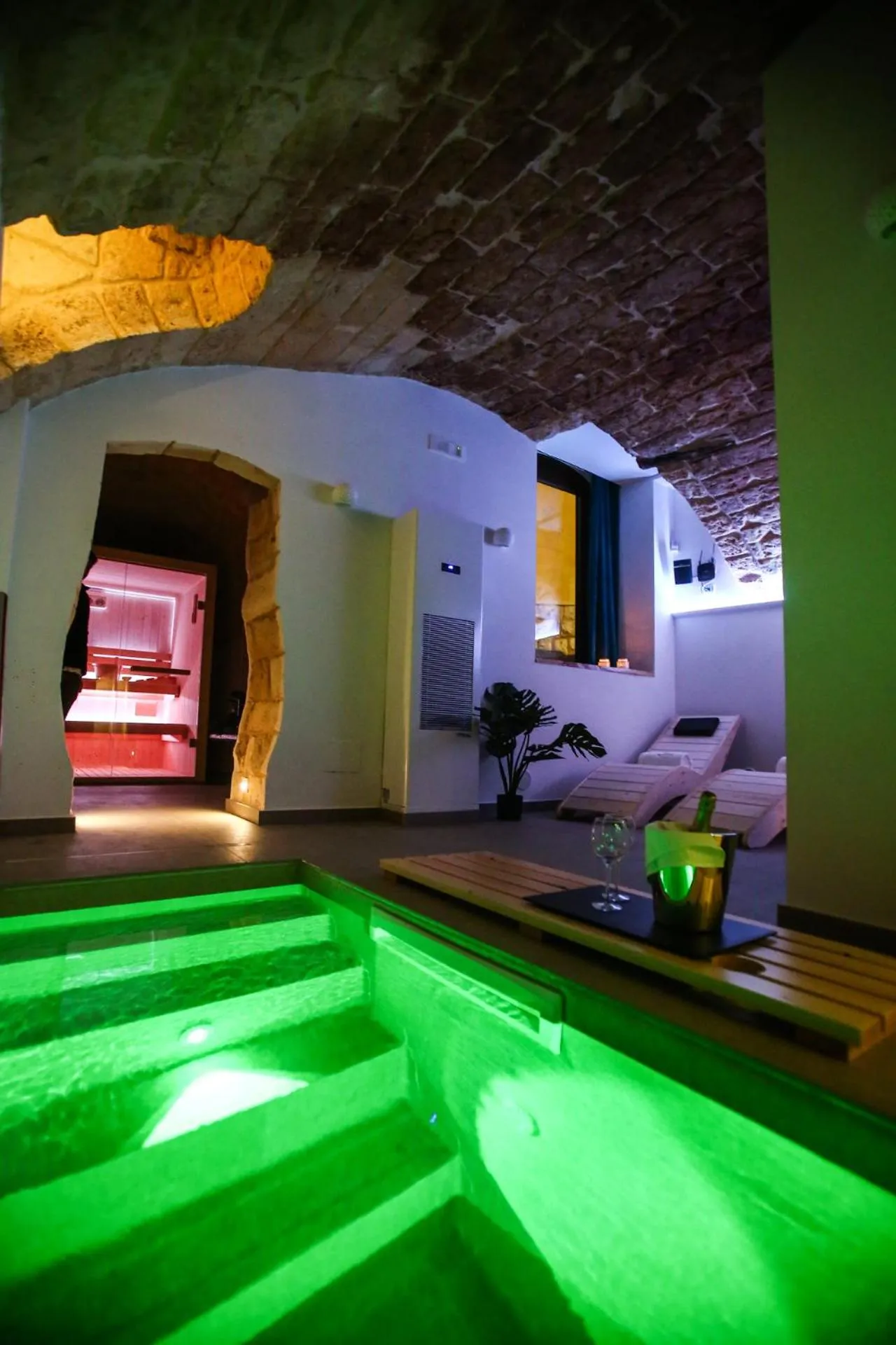 Hot Tub in Luna Federiciana Luxury Room & Spa