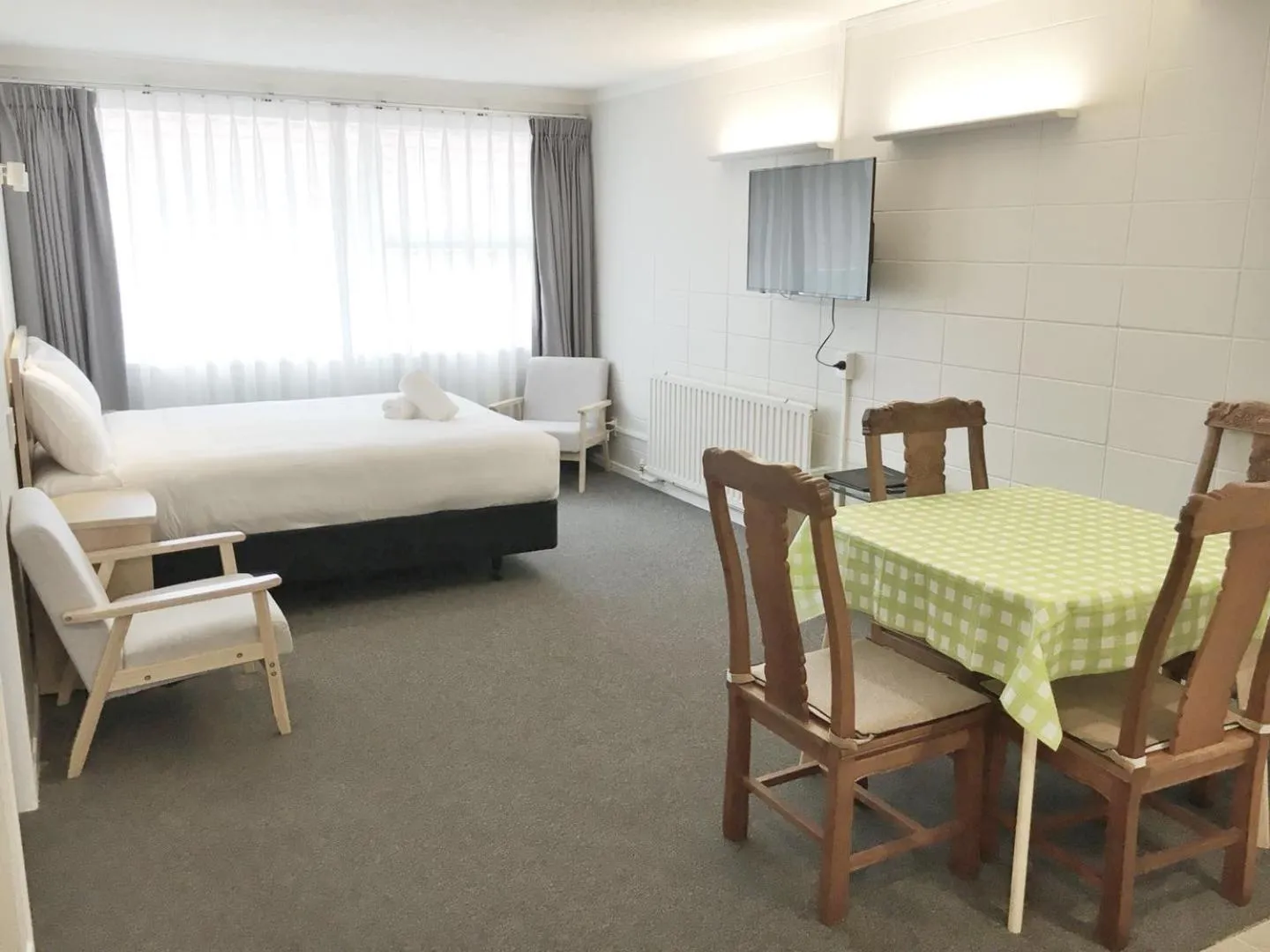 Dining area, Bed in Thermal Oak Motel