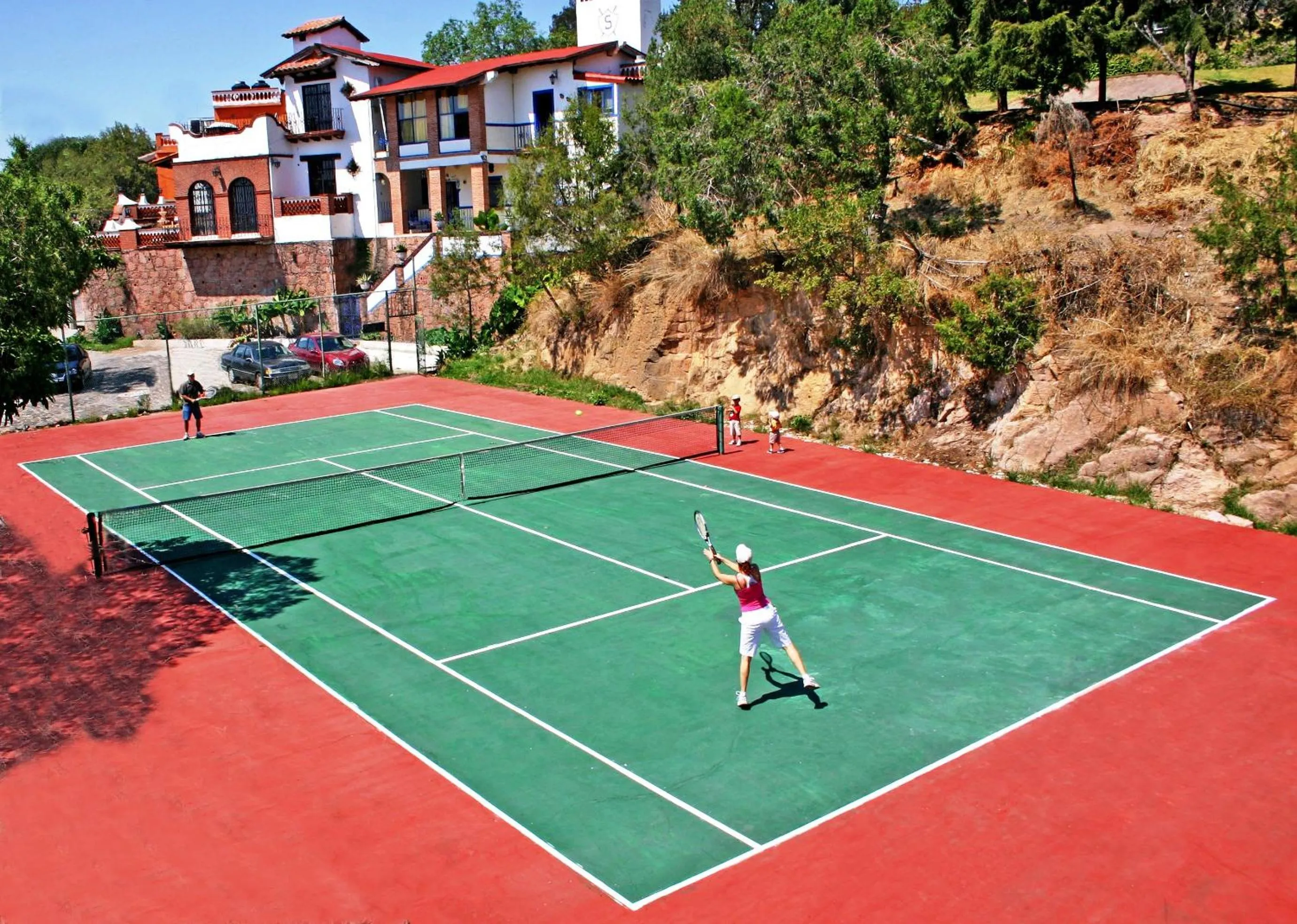 Tennis court in Villas de la Montaña