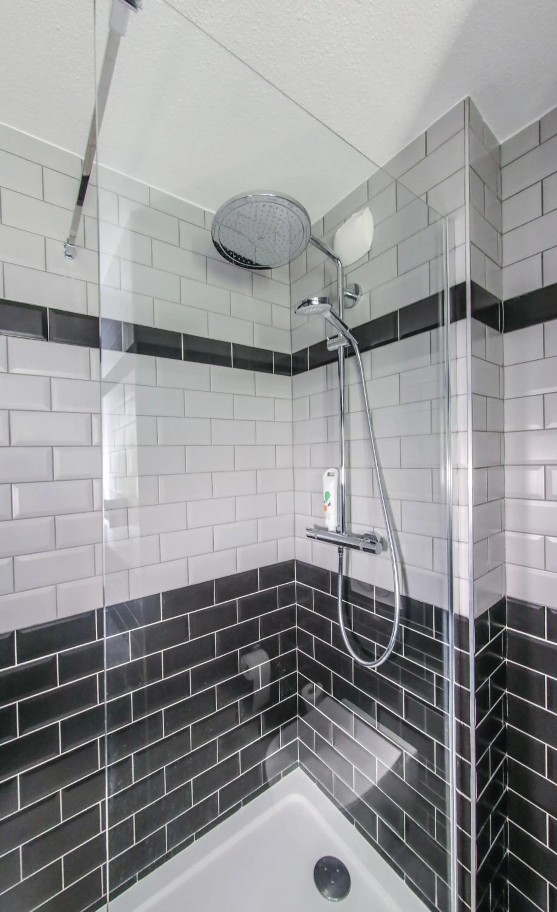 Shower in Ibis Styles Clermont-Ferrand République