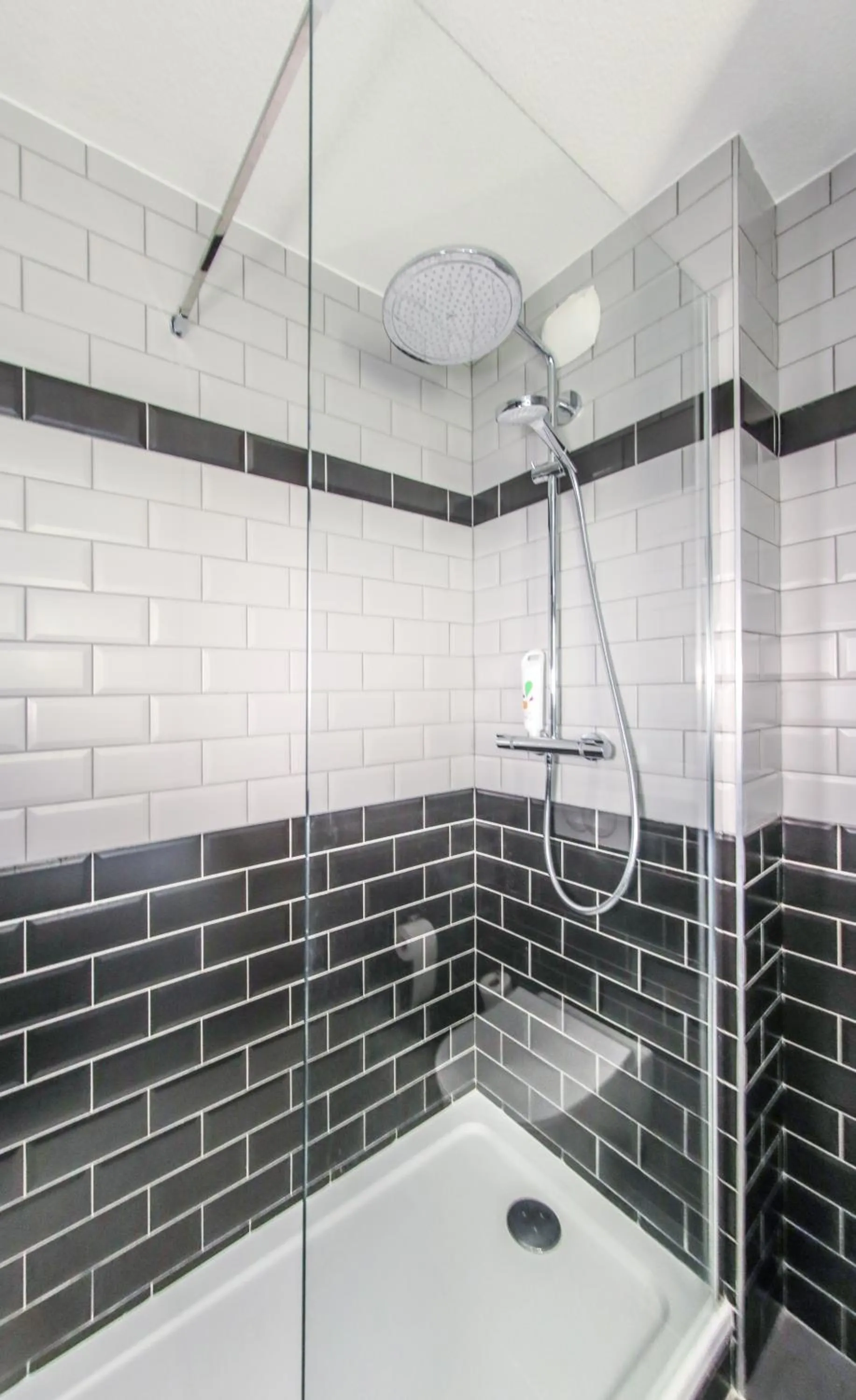 Shower in Ibis Styles Clermont-Ferrand République