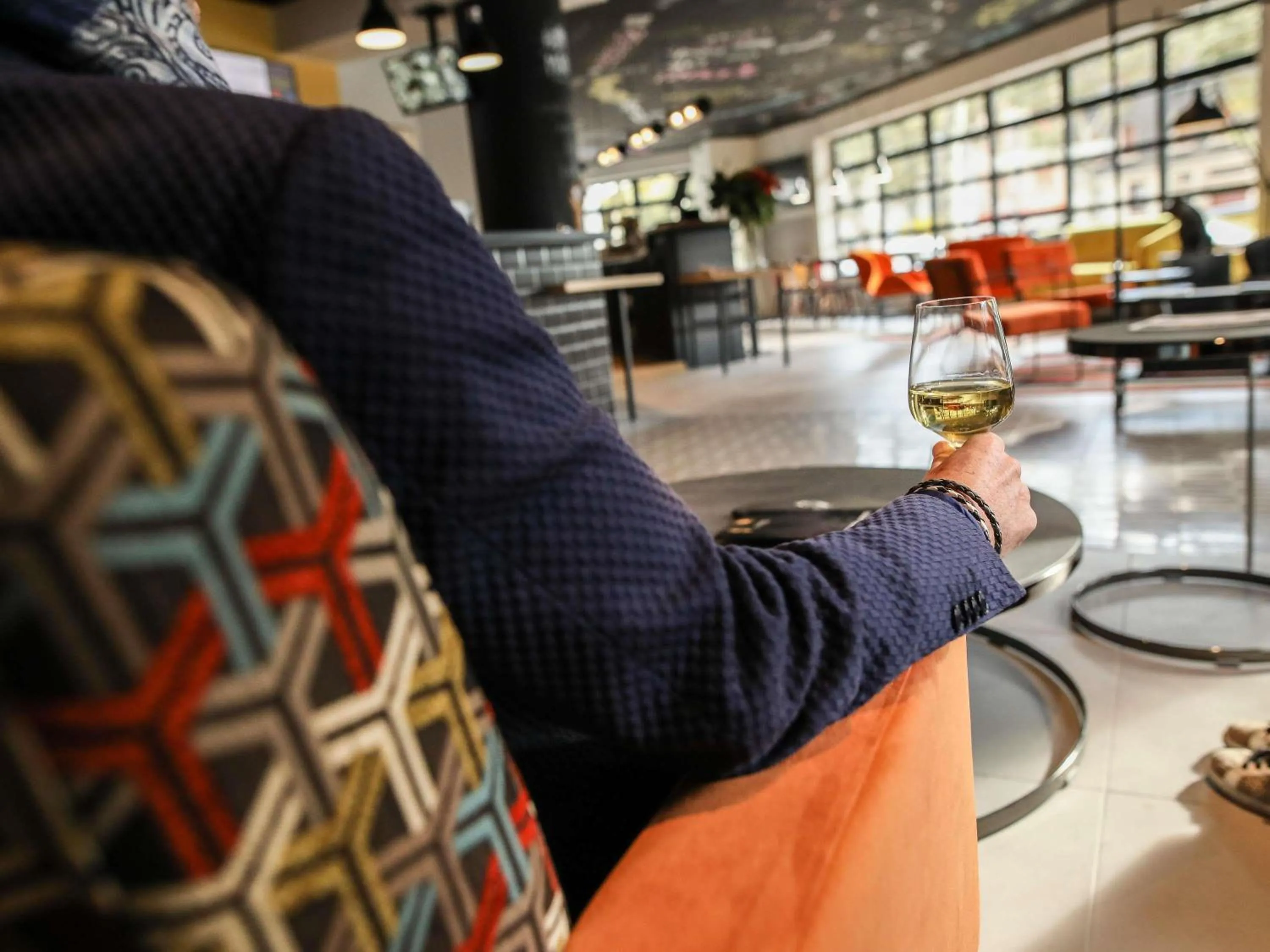 Lounge or bar in Ibis Styles Clermont-Ferrand République