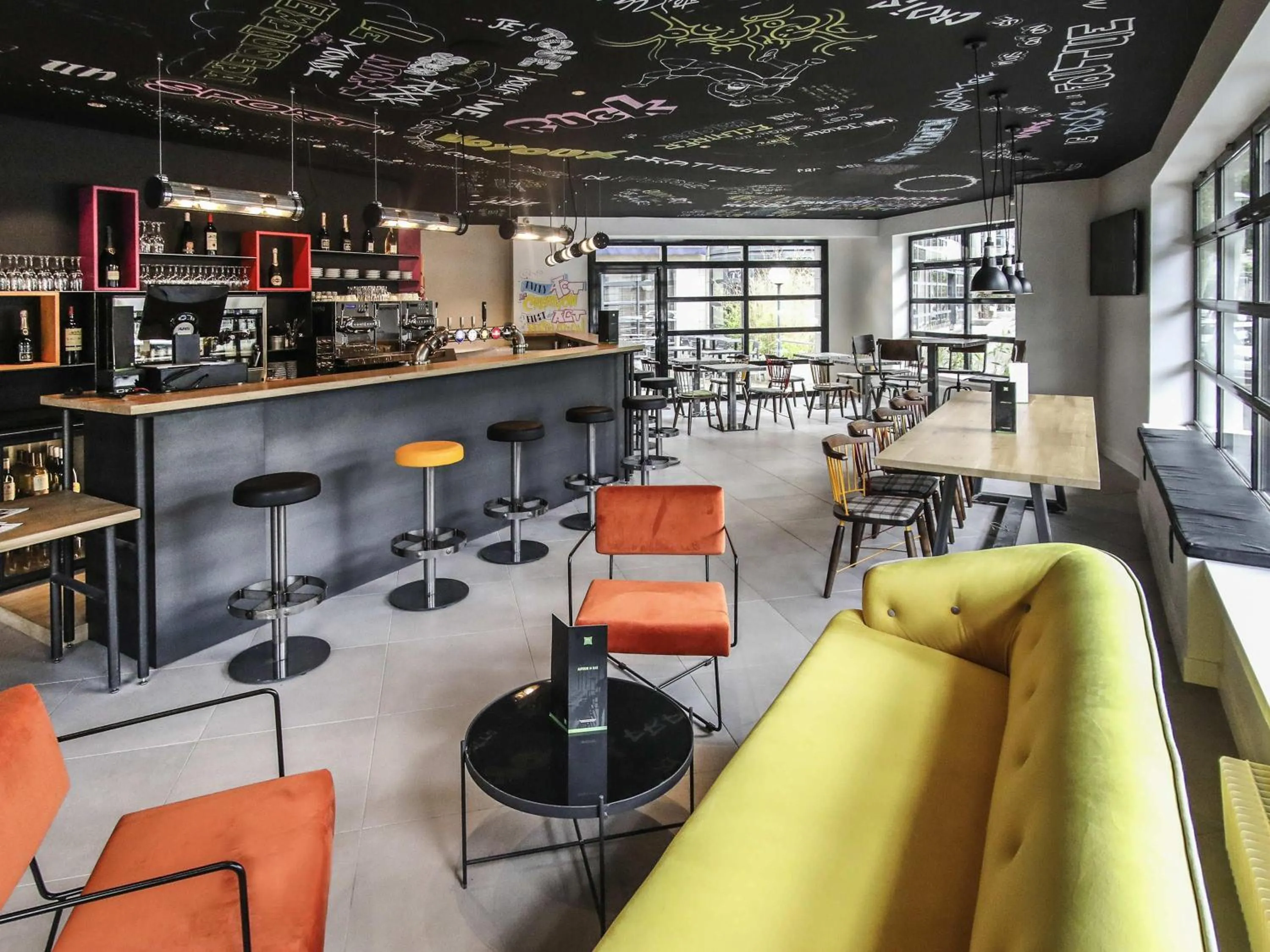 Lounge or bar in Ibis Styles Clermont-Ferrand République