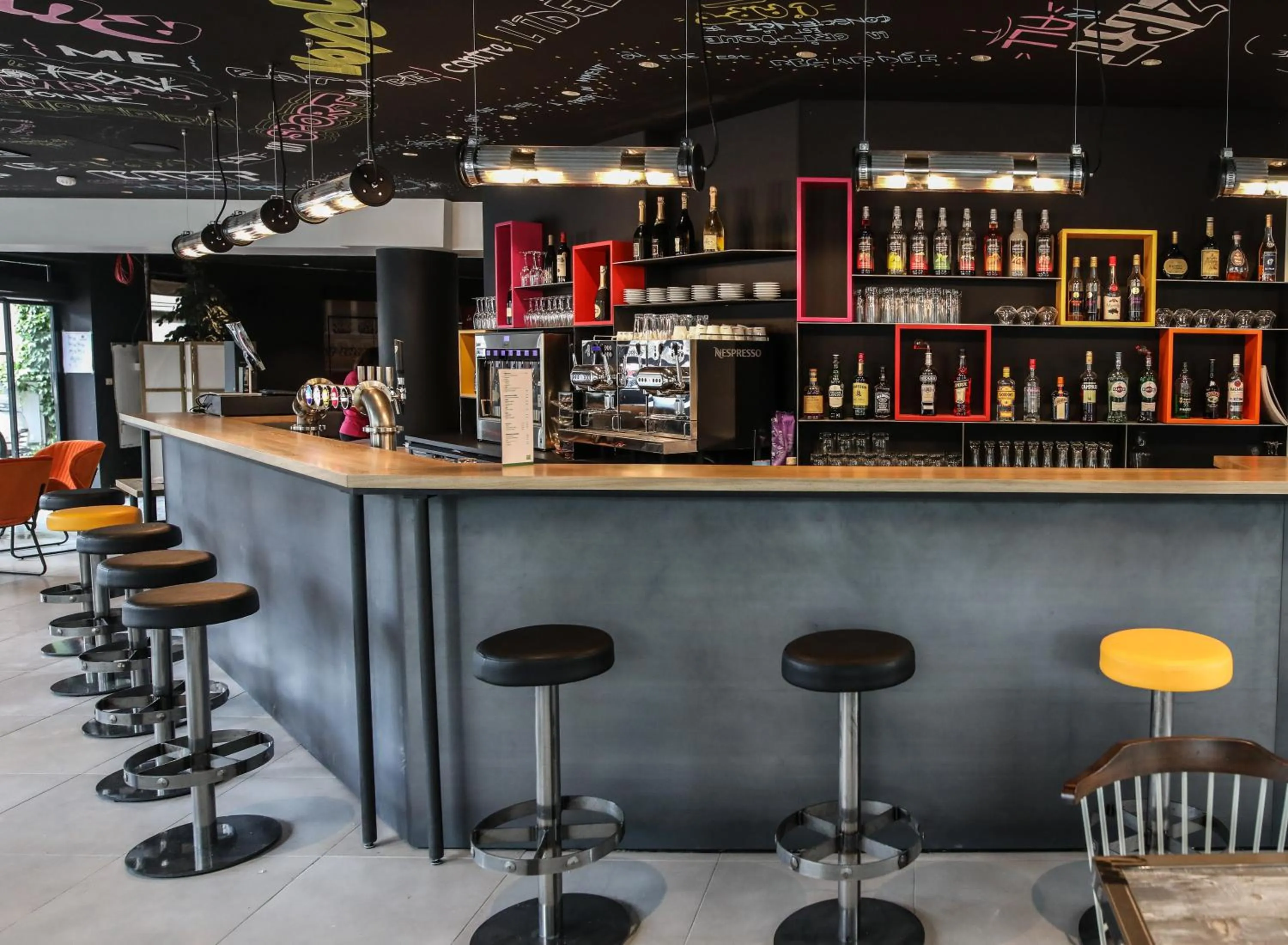 Lounge or bar in Ibis Styles Clermont-Ferrand République