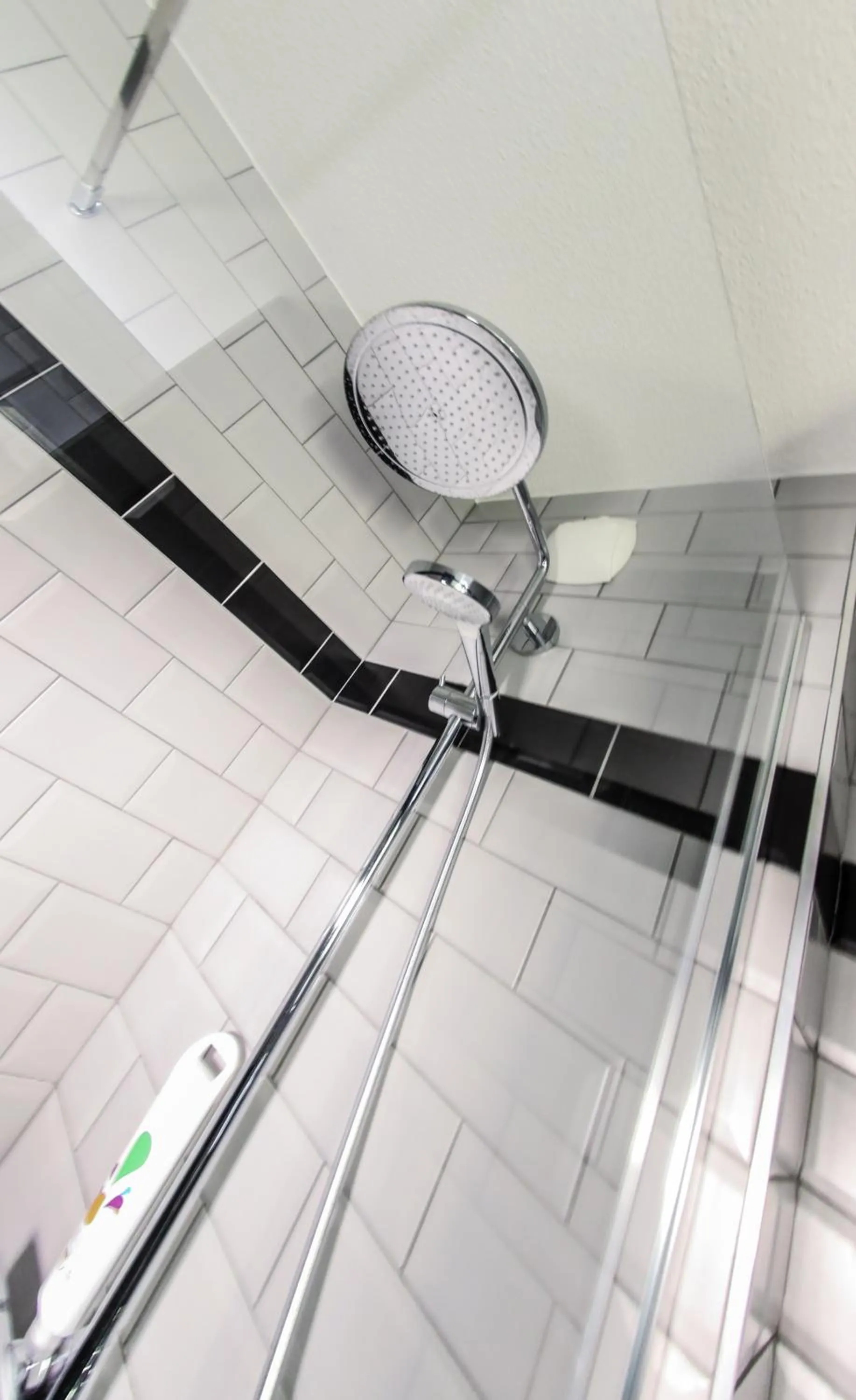 Shower in Ibis Styles Clermont-Ferrand République