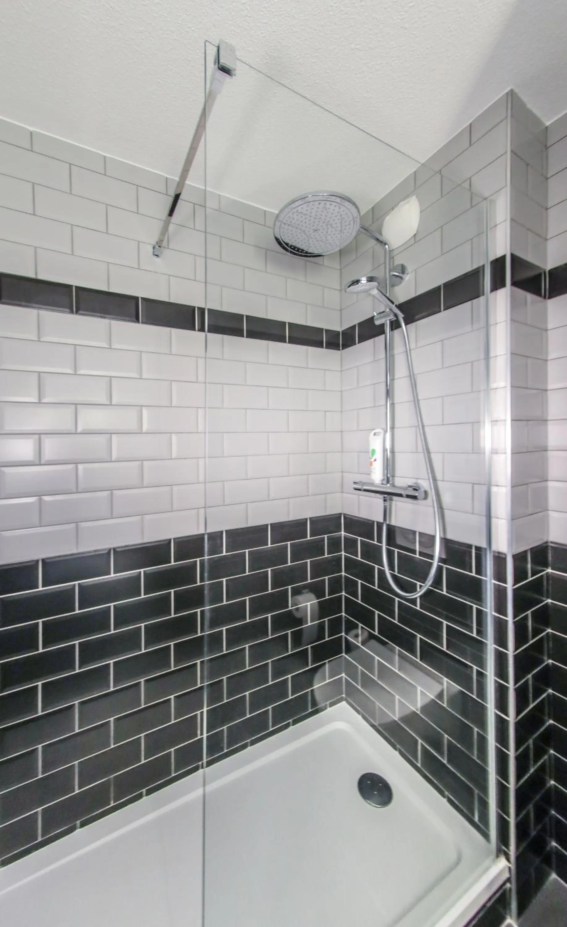 Shower in Ibis Styles Clermont-Ferrand République