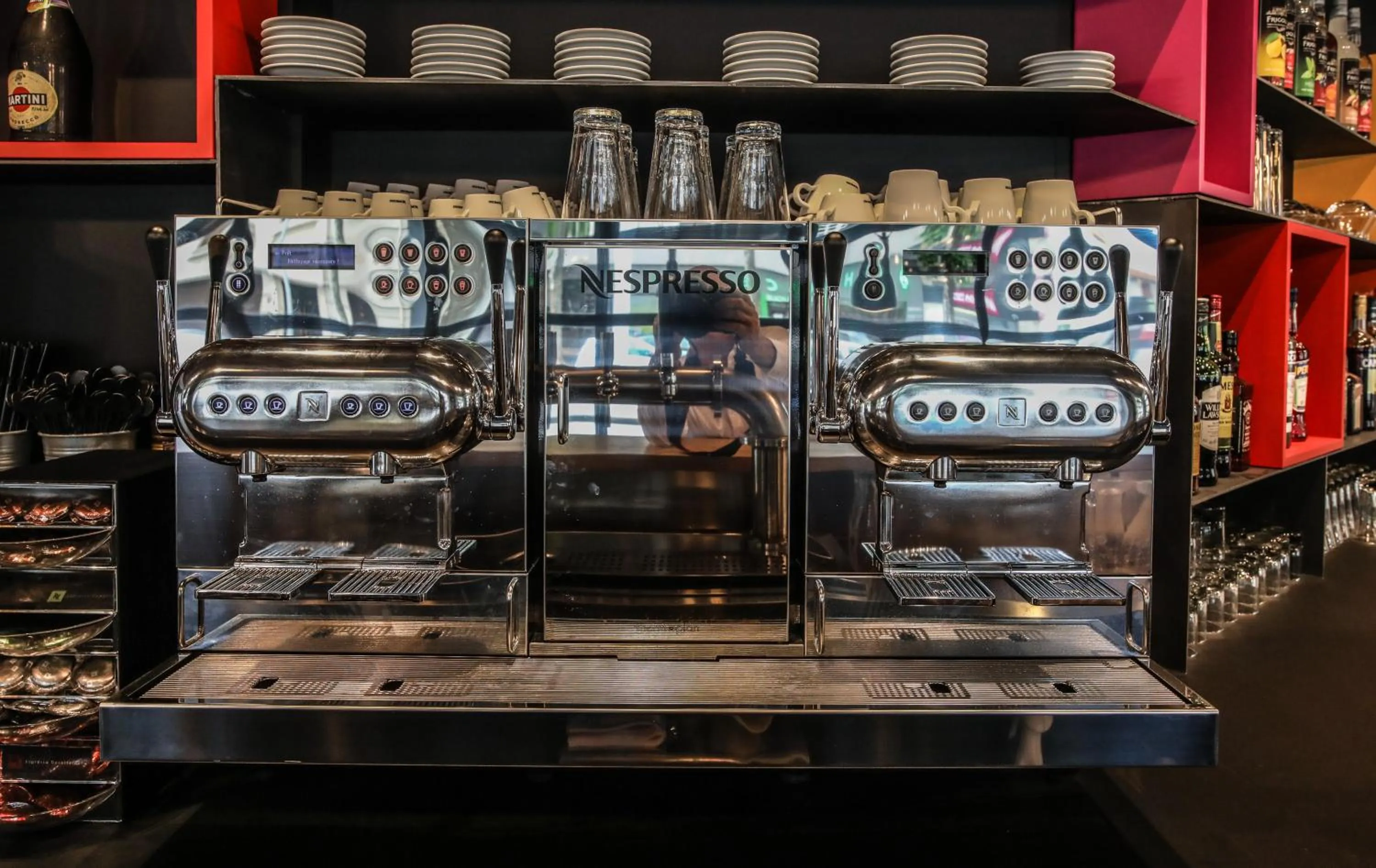 Lounge or bar in Ibis Styles Clermont-Ferrand République