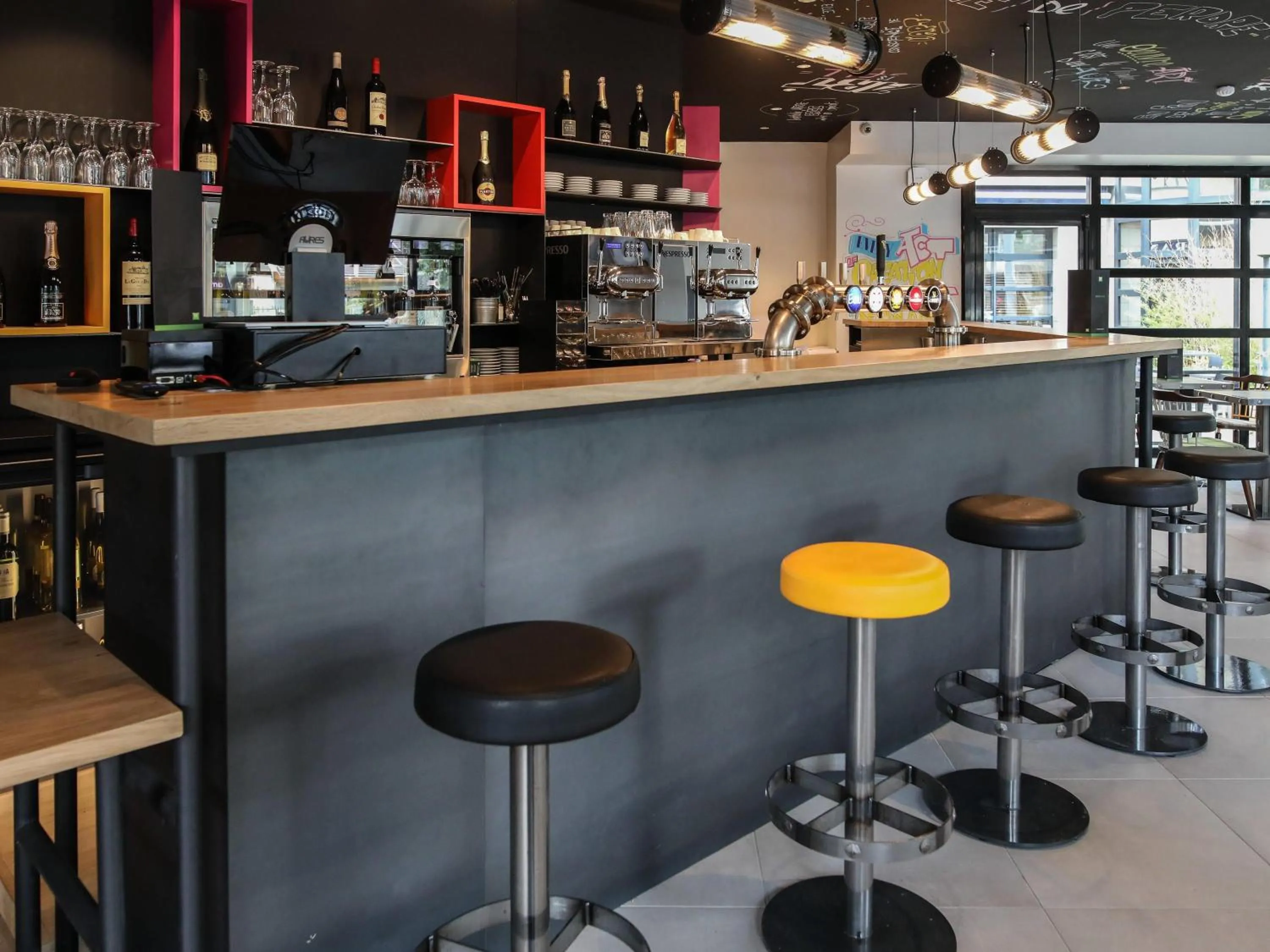 Lounge or bar in Ibis Styles Clermont-Ferrand République