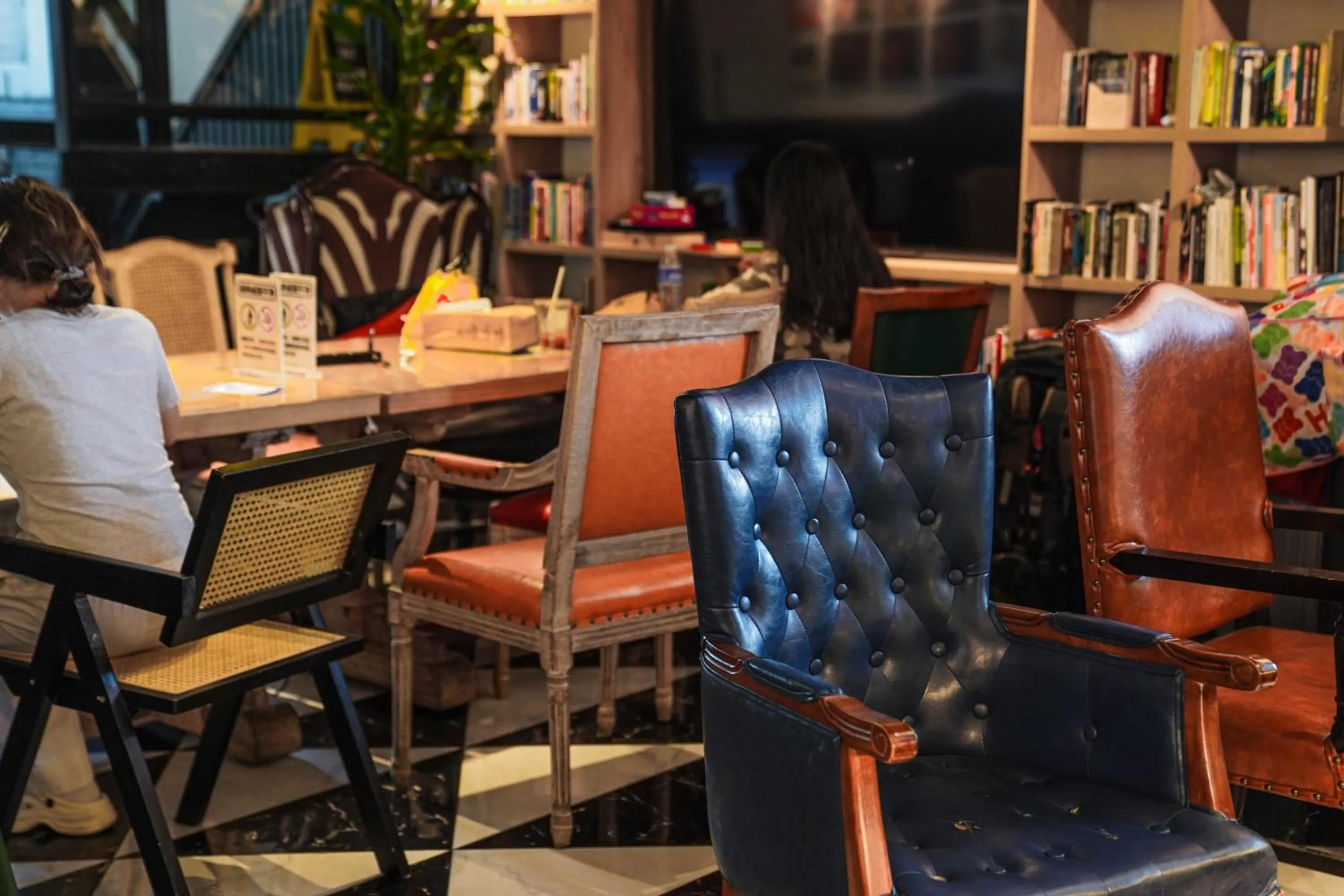 Lounge or bar in Chengdu Local Tea Hostel - Short Walk To Taikooli - Chill & Social Coffee Lounge - Metro downstairs - Free Activities - Friendly English Speaking Staff - Tibet, Panda, Buddha & Snow Mountain Tours