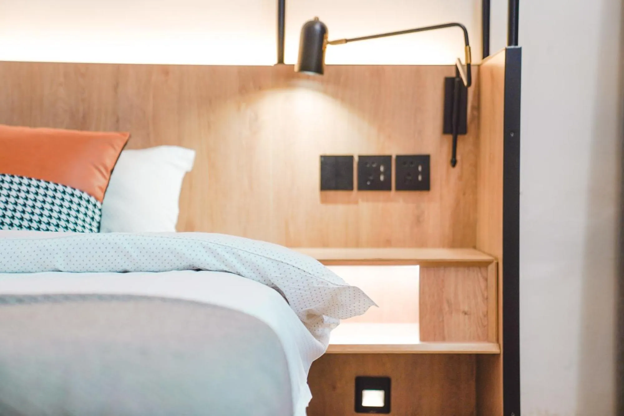 Bed in Chengdu Local Tea Hostel - Short Walk To Taikooli - Chill & Social Coffee Lounge - Metro downstairs - Free Activities - Friendly English Speaking Staff - Tibet, Panda, Buddha & Snow Mountain Tours