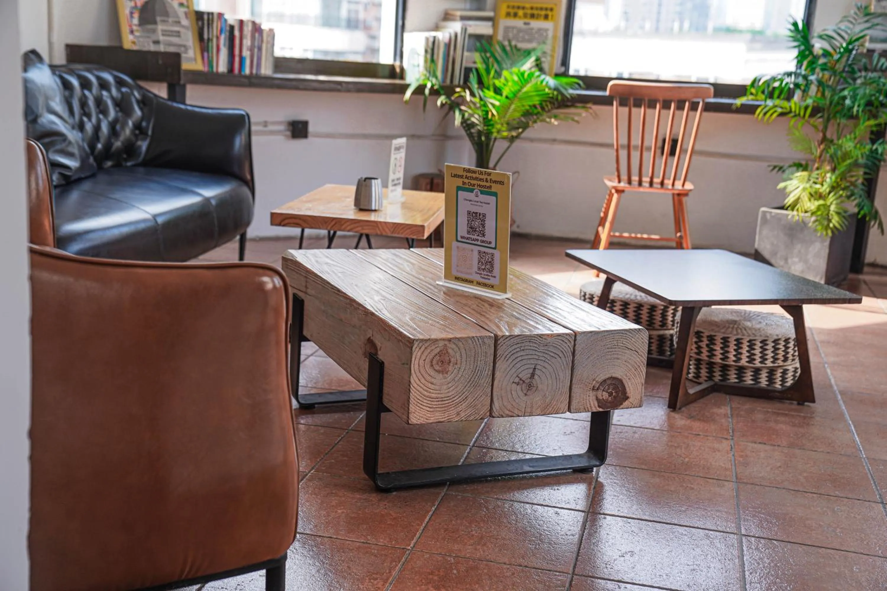 Lounge or bar in Chengdu Local Tea Hostel - Short Walk To Taikooli - Chill & Social Coffee Lounge - Metro downstairs - Free Activities - Friendly English Speaking Staff - Tibet, Panda, Buddha & Snow Mountain Tours