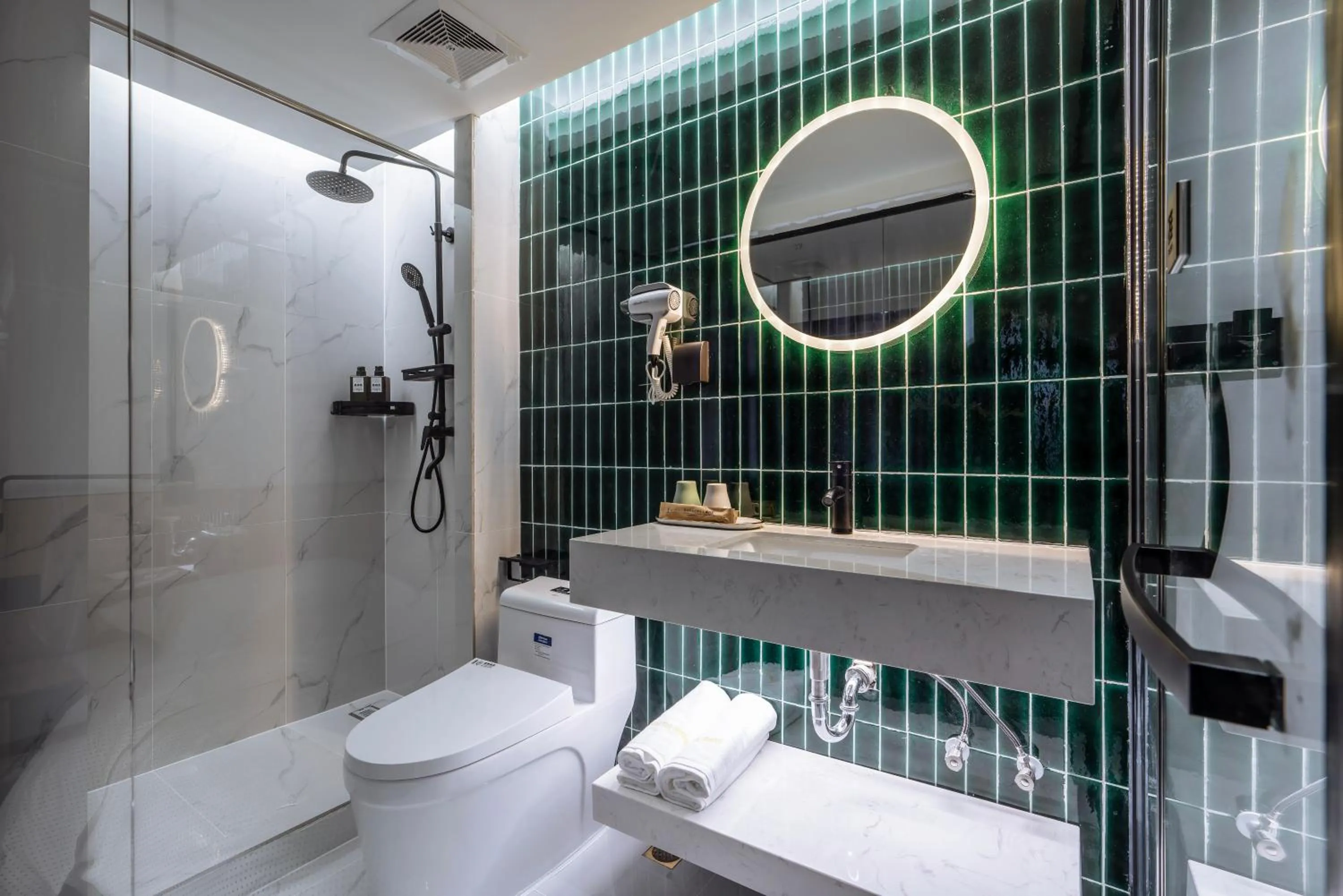 Bathroom in Chengdu Local Tea Hostel - Short Walk To Taikooli - Chill & Social Coffee Lounge - Metro downstairs - Free Activities - Friendly English Speaking Staff - Tibet, Panda, Buddha & Snow Mountain Tours