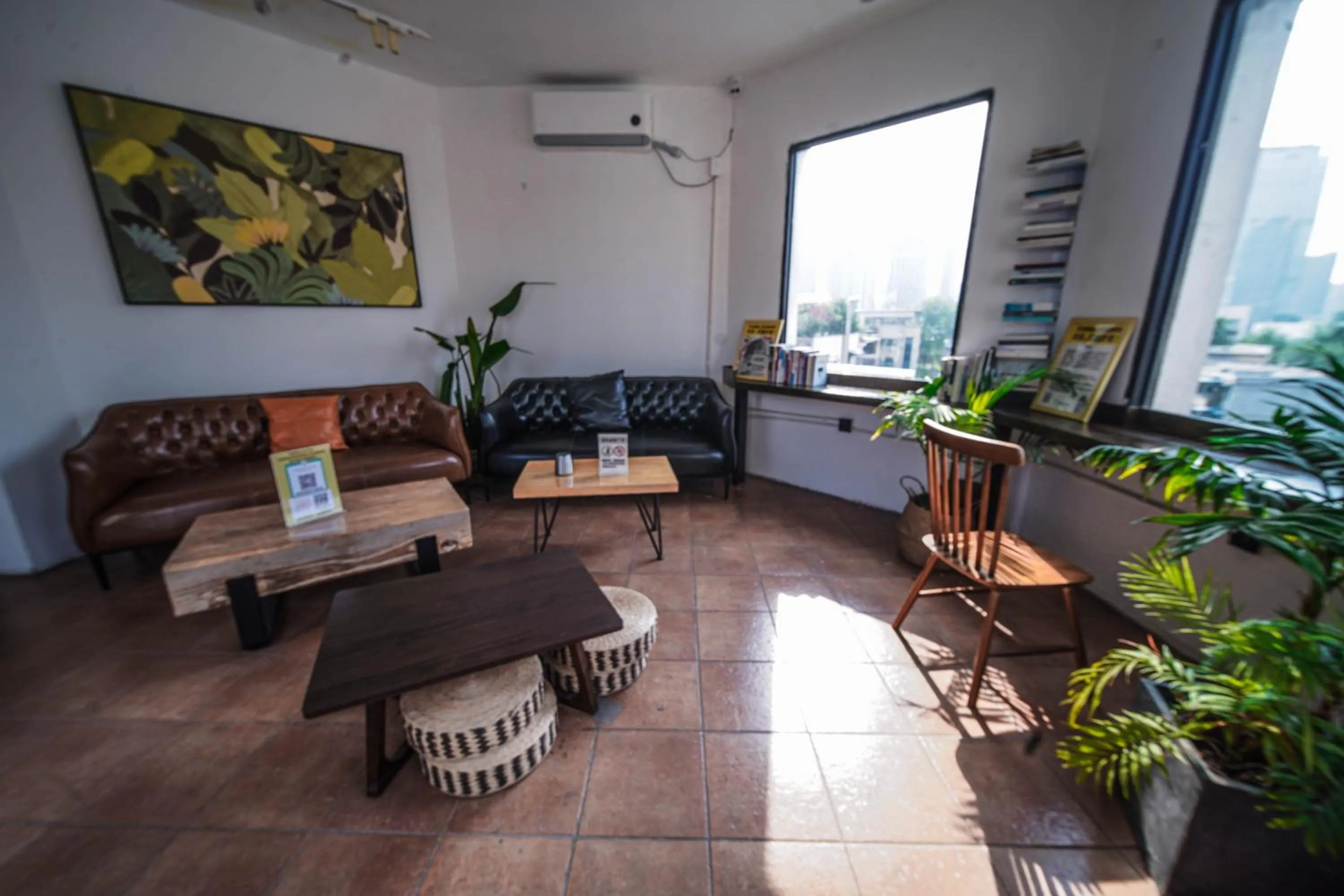 Lounge or bar in Chengdu Local Tea Hostel - Short Walk To Taikooli - Chill & Social Coffee Lounge - Metro downstairs - Free Activities - Friendly English Speaking Staff - Tibet, Panda, Buddha & Snow Mountain Tours