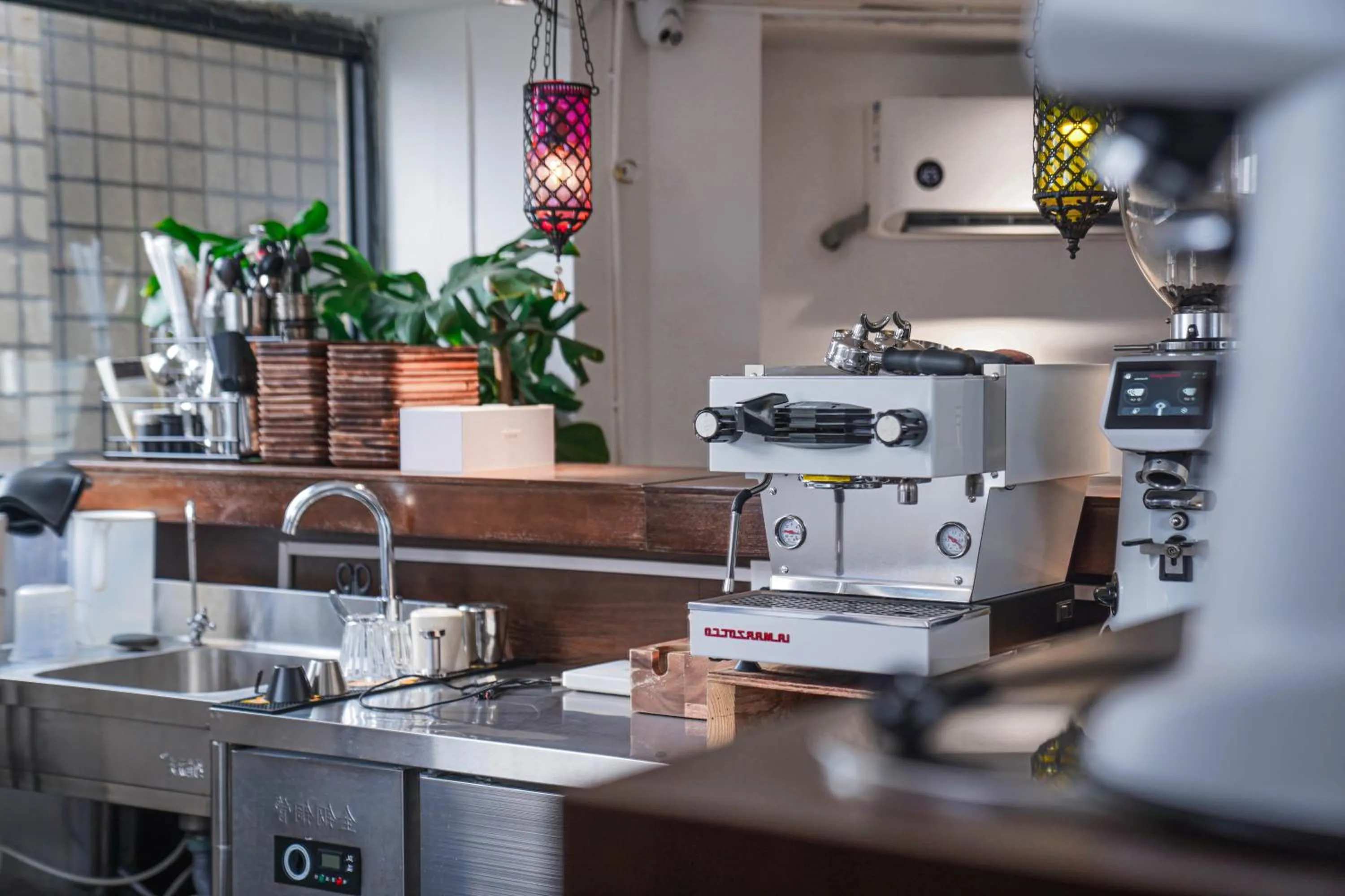 Coffee/tea facilities in Chengdu Local Tea Hostel - Short Walk To Taikooli - Chill & Social Coffee Lounge - Metro downstairs - Free Activities - Friendly English Speaking Staff - Tibet, Panda, Buddha & Snow Mountain Tours