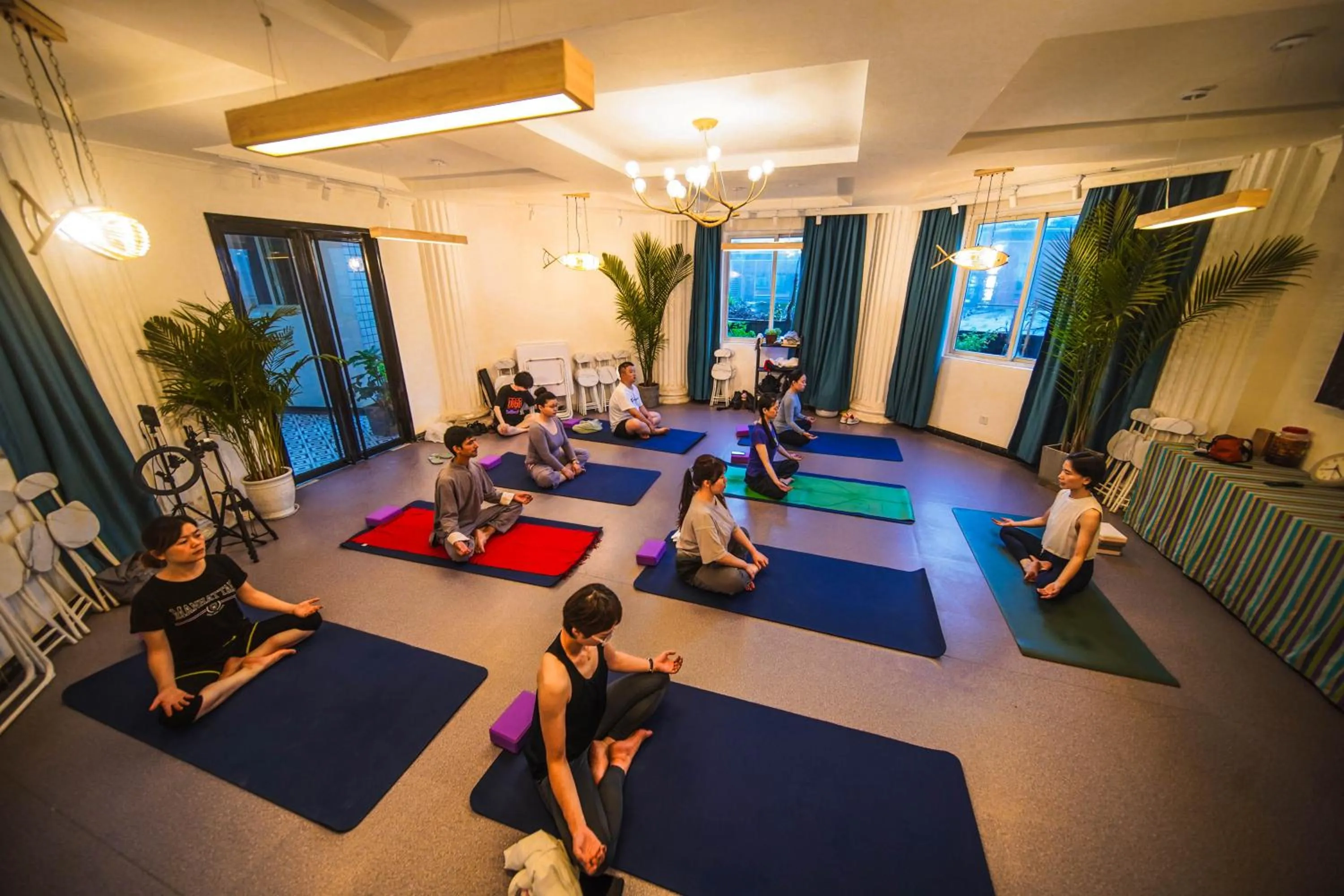 Evening entertainment in Chengdu Local Tea Hostel - Short Walk To Taikooli - Chill & Social Coffee Lounge - Metro downstairs - Free Activities - Friendly English Speaking Staff - Tibet, Panda, Buddha & Snow Mountain Tours