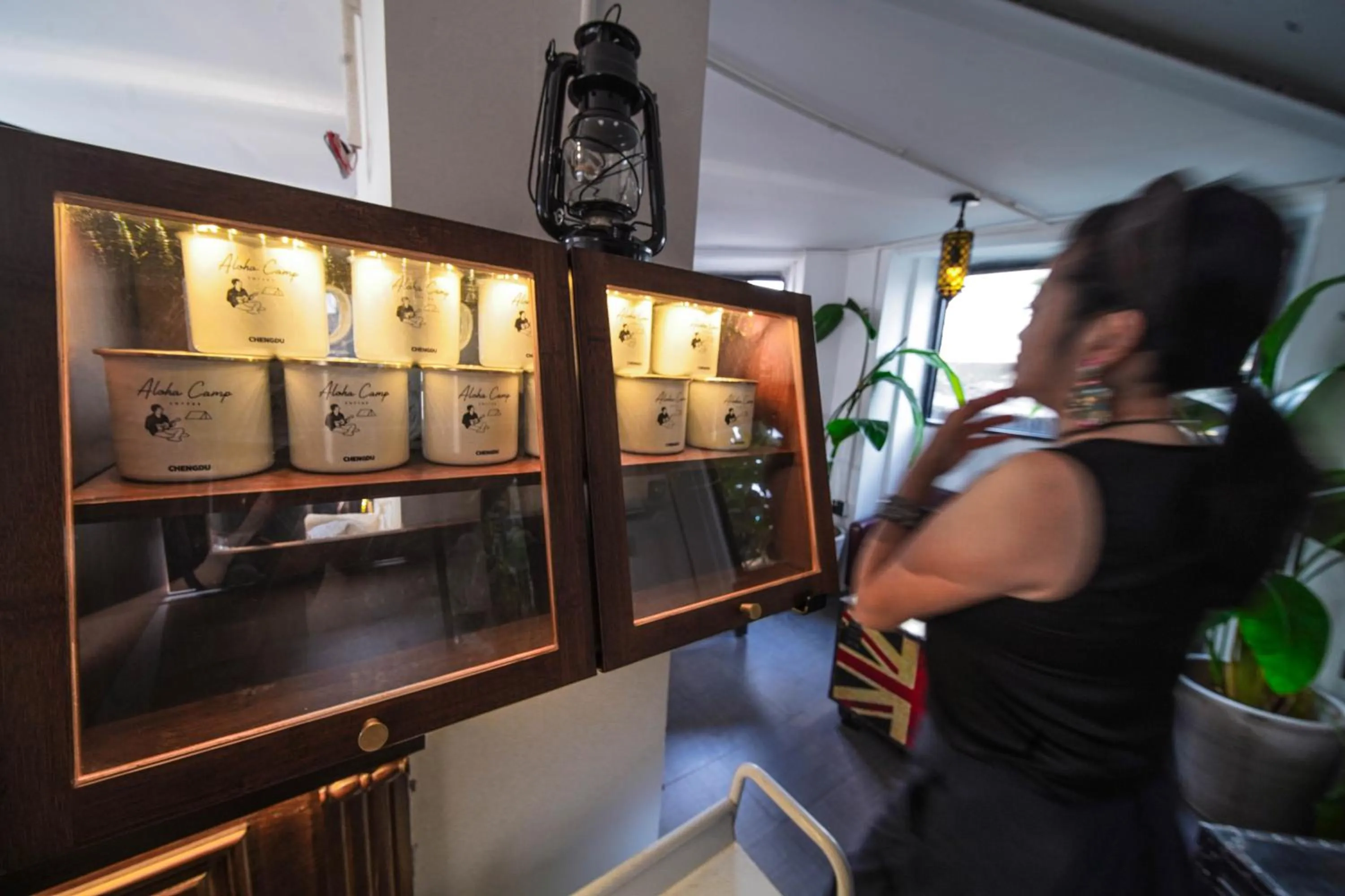 Coffee/tea facilities in Chengdu Local Tea Hostel - Short Walk To Taikooli - Chill & Social Coffee Lounge - Metro downstairs - Free Activities - Friendly English Speaking Staff - Tibet, Panda, Buddha & Snow Mountain Tours