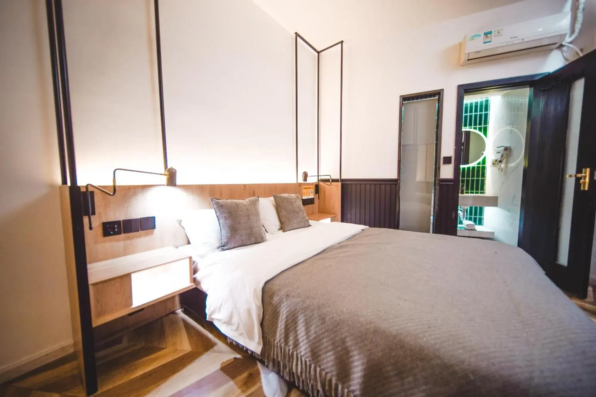 Economy Double Room with Private Bathroom in Chengdu Local Tea Hostel - Short Walk To Taikooli - Chill & Social Coffee Lounge - Metro downstairs - Free Activities - Friendly English Speaking Staff - Tibet, Panda, Buddha & Snow Mountain Tours Economy Double Room with Private Bathroom in Chengdu Local Tea Hostel - Short Walk To Taikooli - Chill & Social Coffee Lounge - Metro downstairs - Free Activities - Friendly English Speaking Staff - Tibet, Panda, Buddha & Snow Mountain Tours