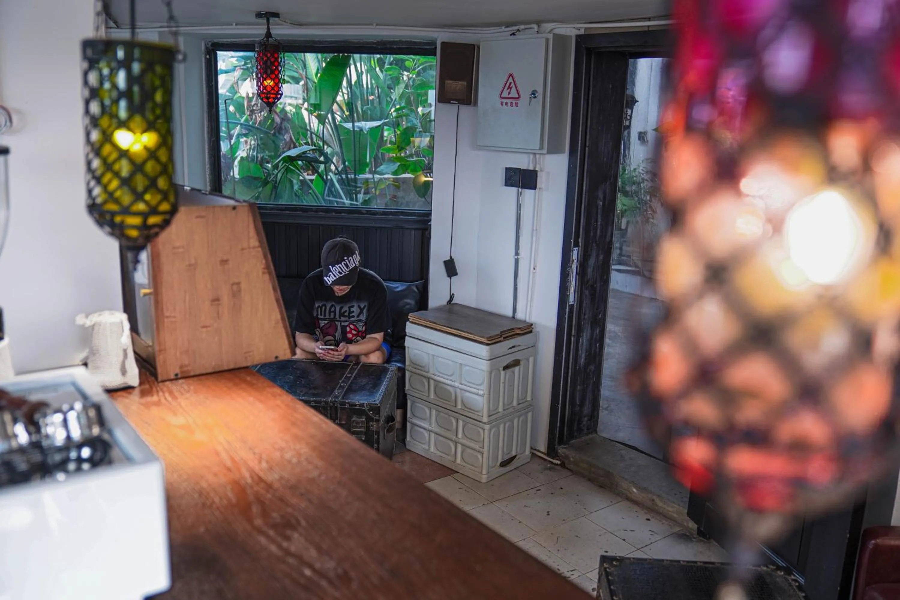 Coffee/tea facilities in Chengdu Local Tea Hostel - Short Walk To Taikooli - Chill & Social Coffee Lounge - Metro downstairs - Free Activities - Friendly English Speaking Staff - Tibet, Panda, Buddha & Snow Mountain Tours