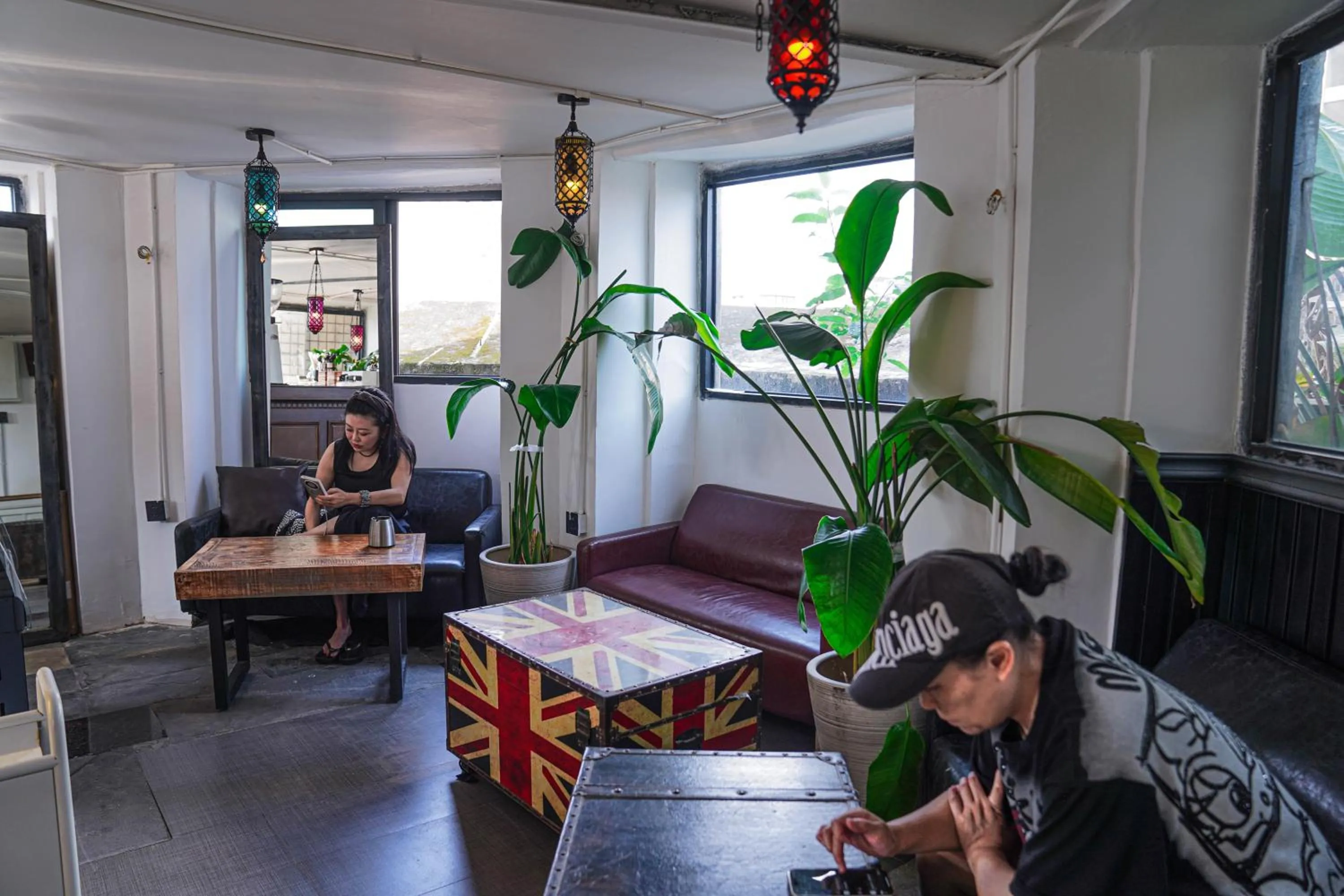 Coffee/tea facilities in Chengdu Local Tea Hostel - Short Walk To Taikooli - Chill & Social Coffee Lounge - Metro downstairs - Free Activities - Friendly English Speaking Staff - Tibet, Panda, Buddha & Snow Mountain Tours