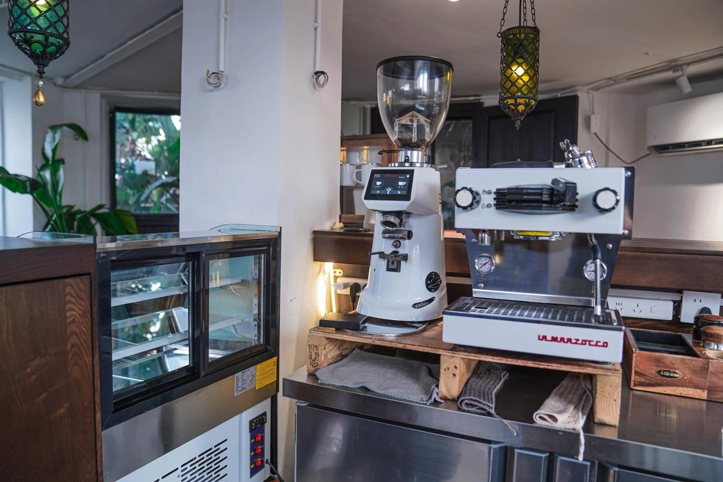 Coffee/tea facilities in Chengdu Local Tea Hostel - Short Walk To Taikooli - Chill & Social Coffee Lounge - Metro downstairs - Free Activities - Friendly English Speaking Staff - Tibet, Panda, Buddha & Snow Mountain Tours