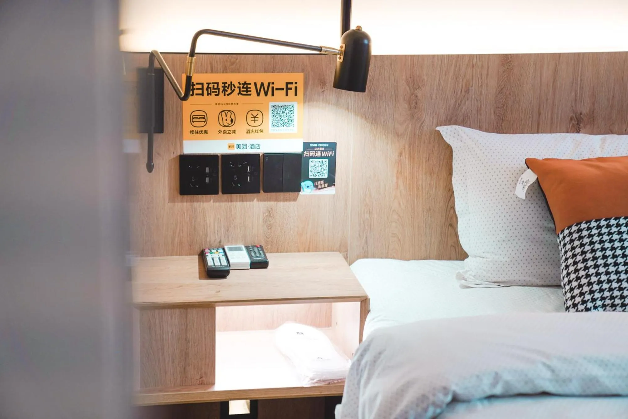 Bed in Chengdu Local Tea Hostel - Short Walk To Taikooli - Chill & Social Coffee Lounge - Metro downstairs - Free Activities - Friendly English Speaking Staff - Tibet, Panda, Buddha & Snow Mountain Tours