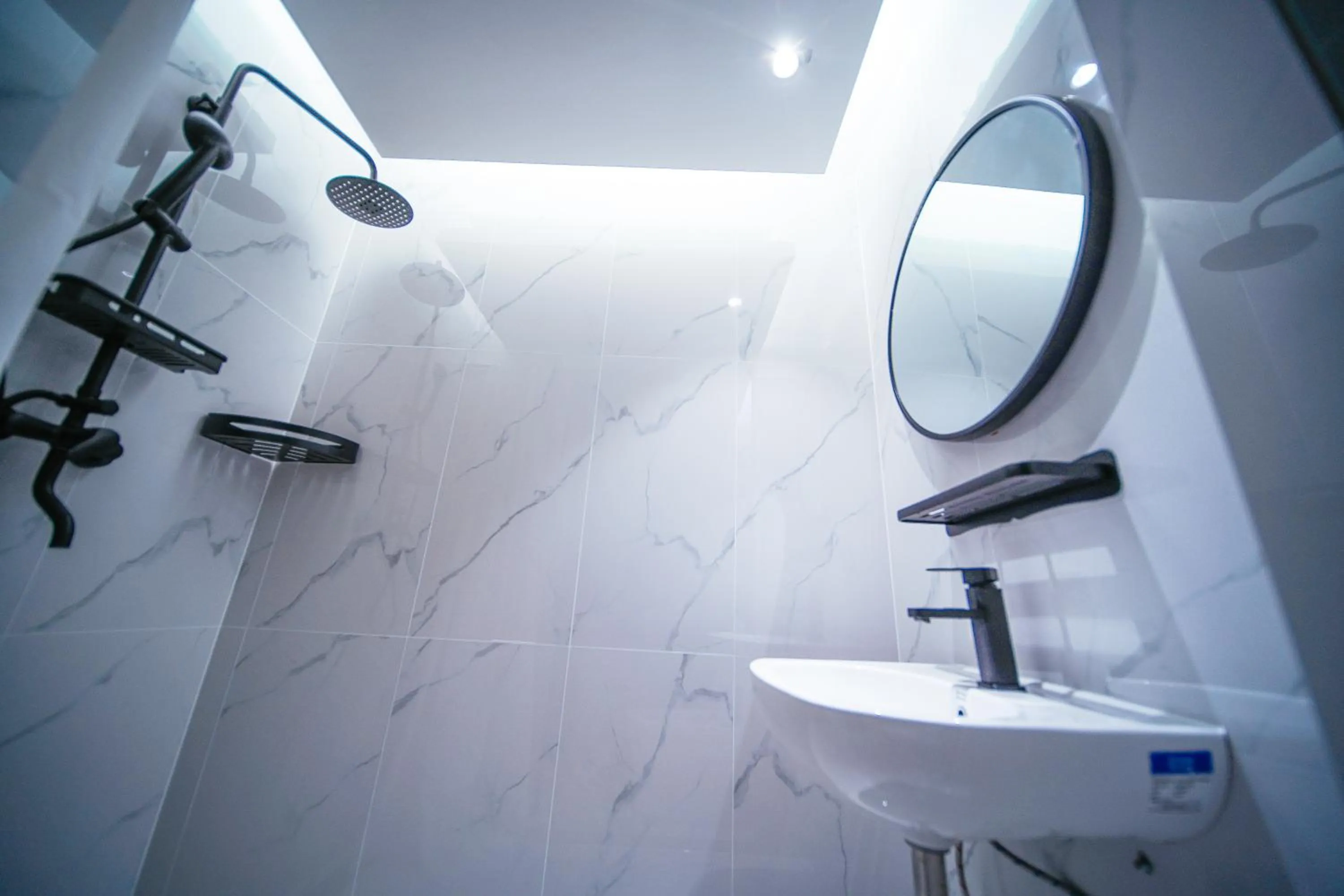 Bathroom in Chengdu Local Tea Hostel - Short Walk To Taikooli - Chill & Social Coffee Lounge - Metro downstairs - Free Activities - Friendly English Speaking Staff - Tibet, Panda, Buddha & Snow Mountain Tours