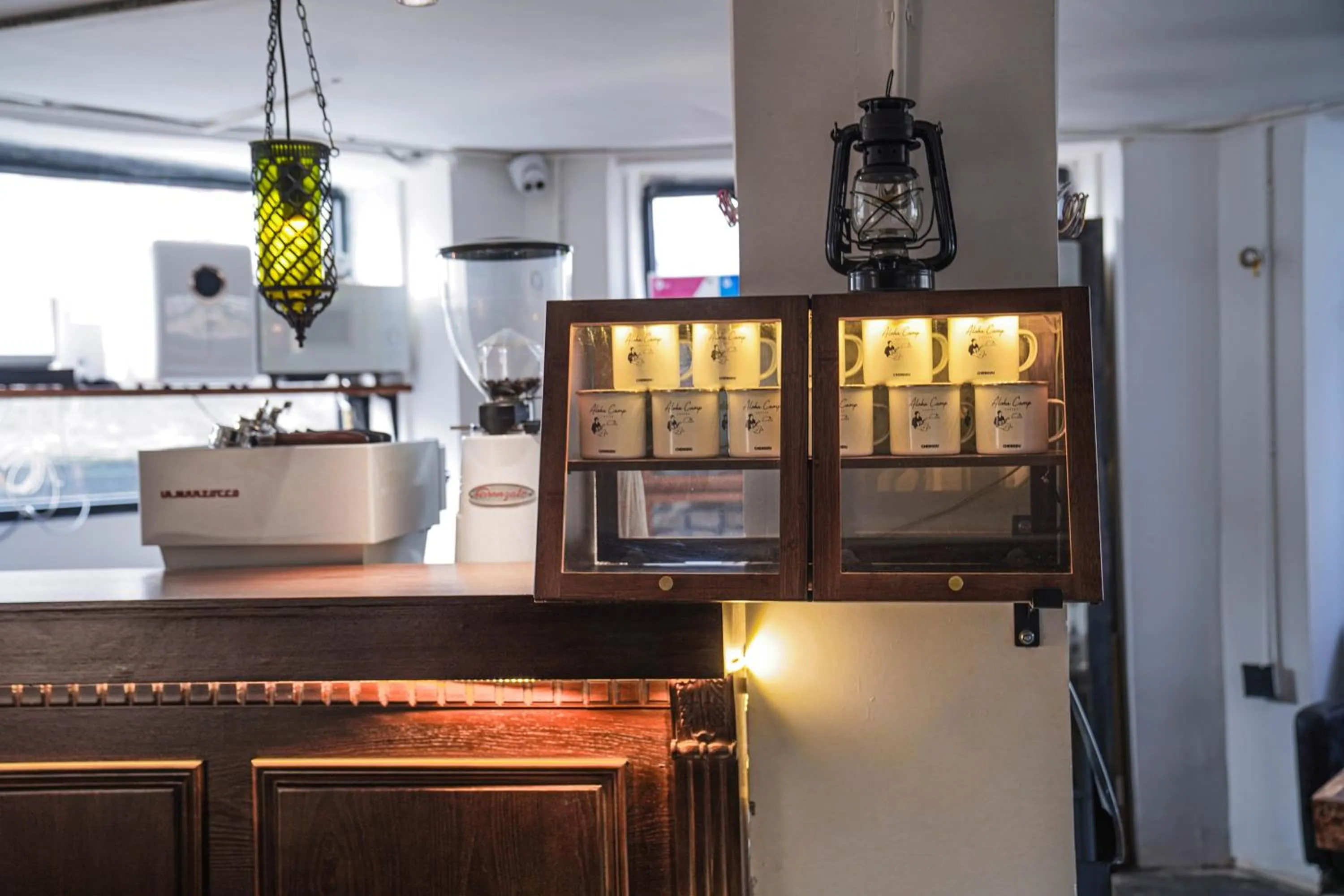 Coffee/tea facilities in Chengdu Local Tea Hostel - Short Walk To Taikooli - Chill & Social Coffee Lounge - Metro downstairs - Free Activities - Friendly English Speaking Staff - Tibet, Panda, Buddha & Snow Mountain Tours