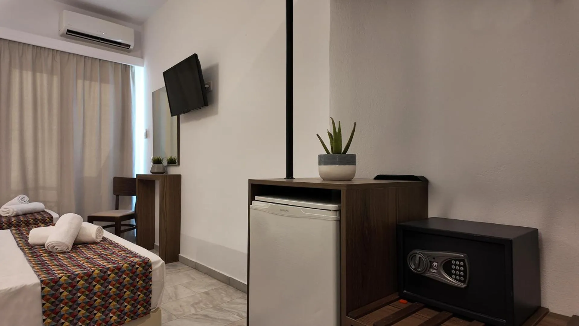 wardrobe, Bed in Hotel Santorini