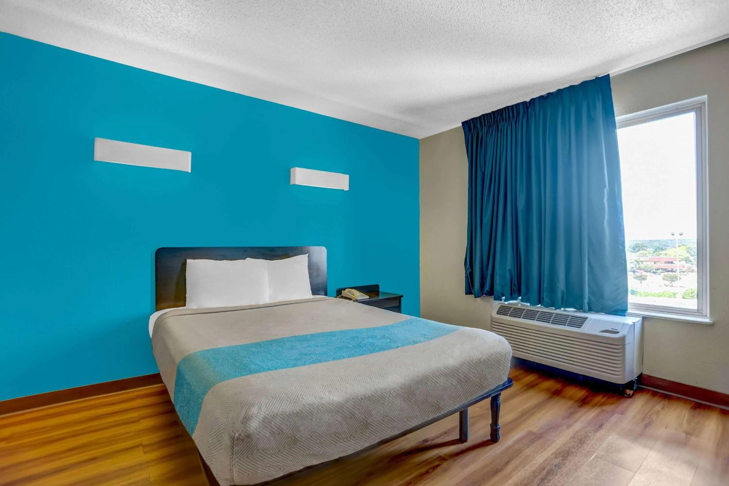 Photo of the whole room, Bed in Motel 6-Raleigh, NC - North